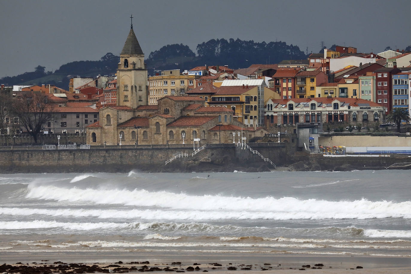 Buena parte de Asturias continúa en alerta amarilla a causa de las nevadas. Hay riesgo de fenómenos costeros en el oriente y acumulación de nieve de hasta 15 centímetros en la Cordillera. La cota seguirá en 300 metros, aunque irá subiendo a lo largo de la jornada