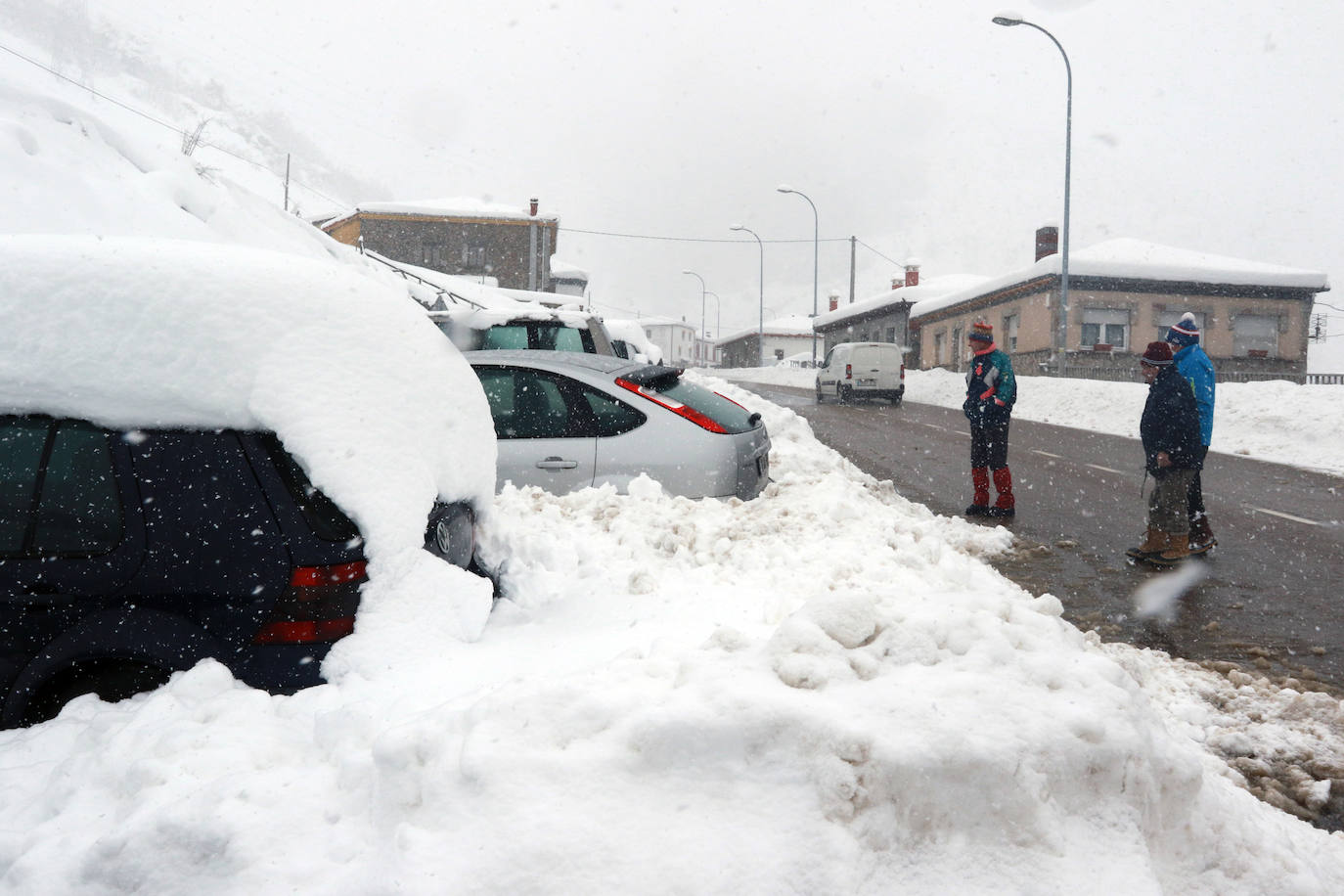 Buena parte de Asturias continúa en alerta amarilla a causa de las nevadas. Hay riesgo de fenómenos costeros en el oriente y acumulación de nieve de hasta 15 centímetros en la Cordillera. La cota seguirá en 300 metros, aunque irá subiendo a lo largo de la jornada