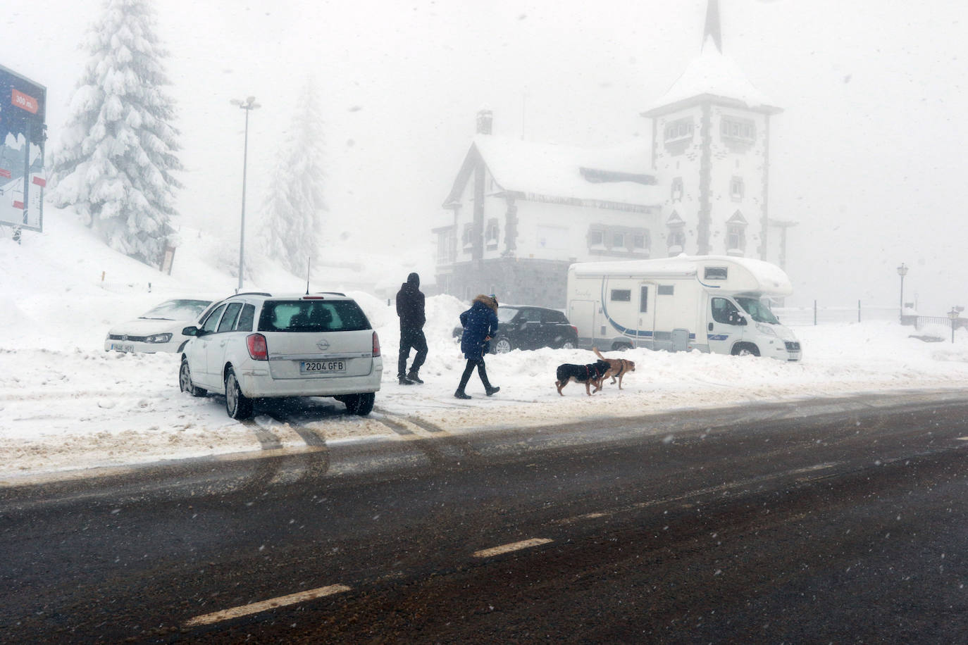 Buena parte de Asturias continúa en alerta amarilla a causa de las nevadas. Hay riesgo de fenómenos costeros en el oriente y acumulación de nieve de hasta 15 centímetros en la Cordillera. La cota seguirá en 300 metros, aunque irá subiendo a lo largo de la jornada