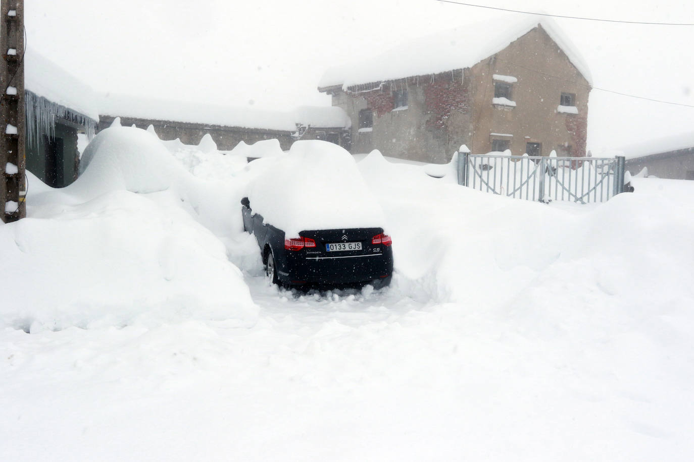 Buena parte de Asturias continúa en alerta amarilla a causa de las nevadas. Hay riesgo de fenómenos costeros en el oriente y acumulación de nieve de hasta 15 centímetros en la Cordillera. La cota seguirá en 300 metros, aunque irá subiendo a lo largo de la jornada