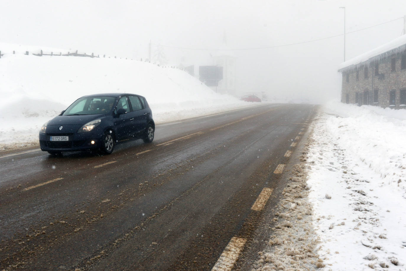 Buena parte de Asturias continúa en alerta amarilla a causa de las nevadas. Hay riesgo de fenómenos costeros en el oriente y acumulación de nieve de hasta 15 centímetros en la Cordillera. La cota seguirá en 300 metros, aunque irá subiendo a lo largo de la jornada