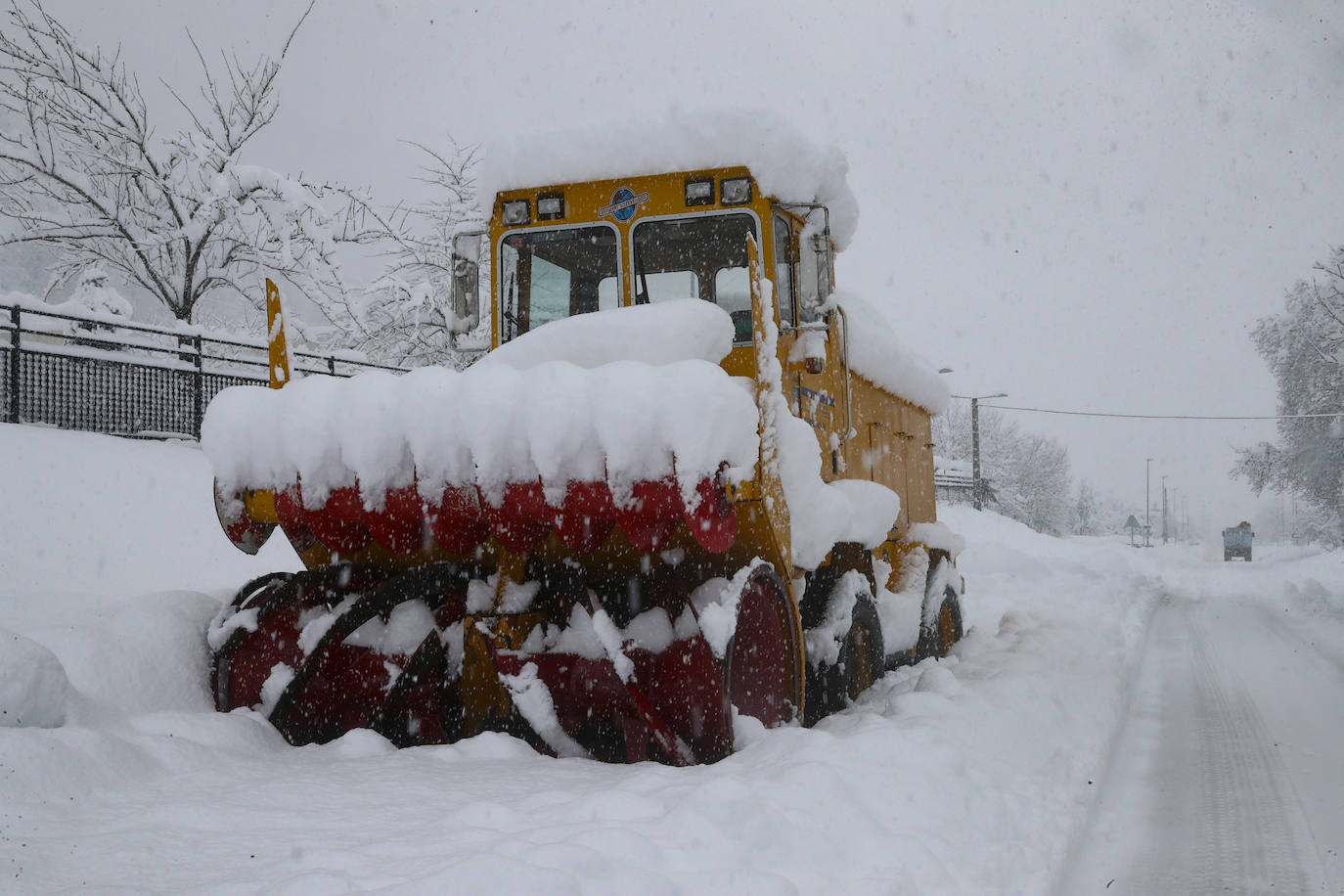 Buena parte de Asturias continúa en alerta amarilla a causa de las nevadas. Hay riesgo de fenómenos costeros en el oriente y acumulación de nieve de hasta 15 centímetros en la Cordillera. La cota seguirá en 300 metros, aunque irá subiendo a lo largo de la jornada