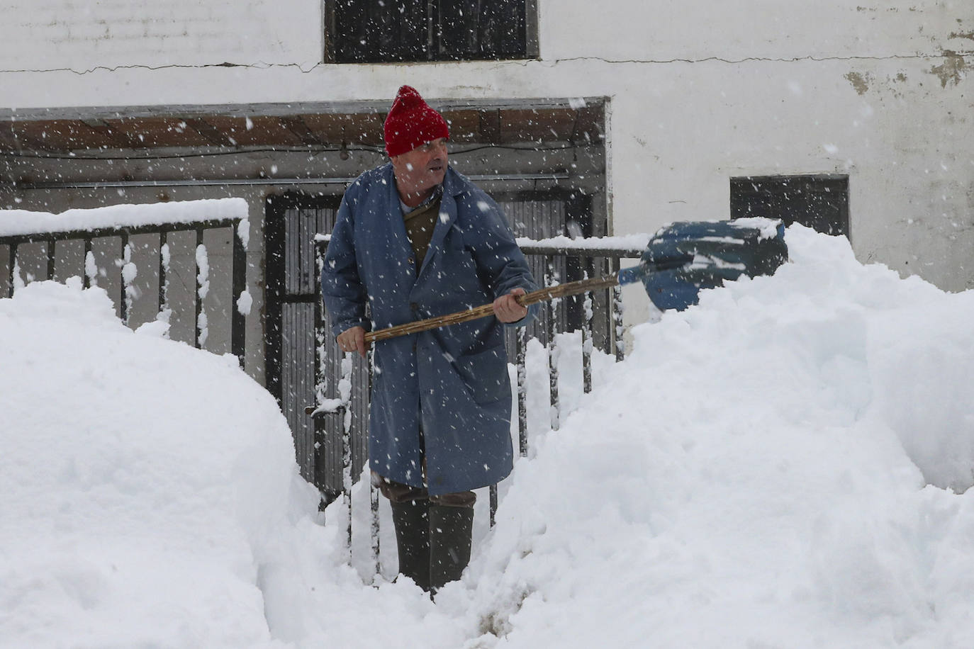 Buena parte de Asturias continúa en alerta amarilla a causa de las nevadas. Hay riesgo de fenómenos costeros en el oriente y acumulación de nieve de hasta 15 centímetros en la Cordillera. La cota seguirá en 300 metros, aunque irá subiendo a lo largo de la jornada