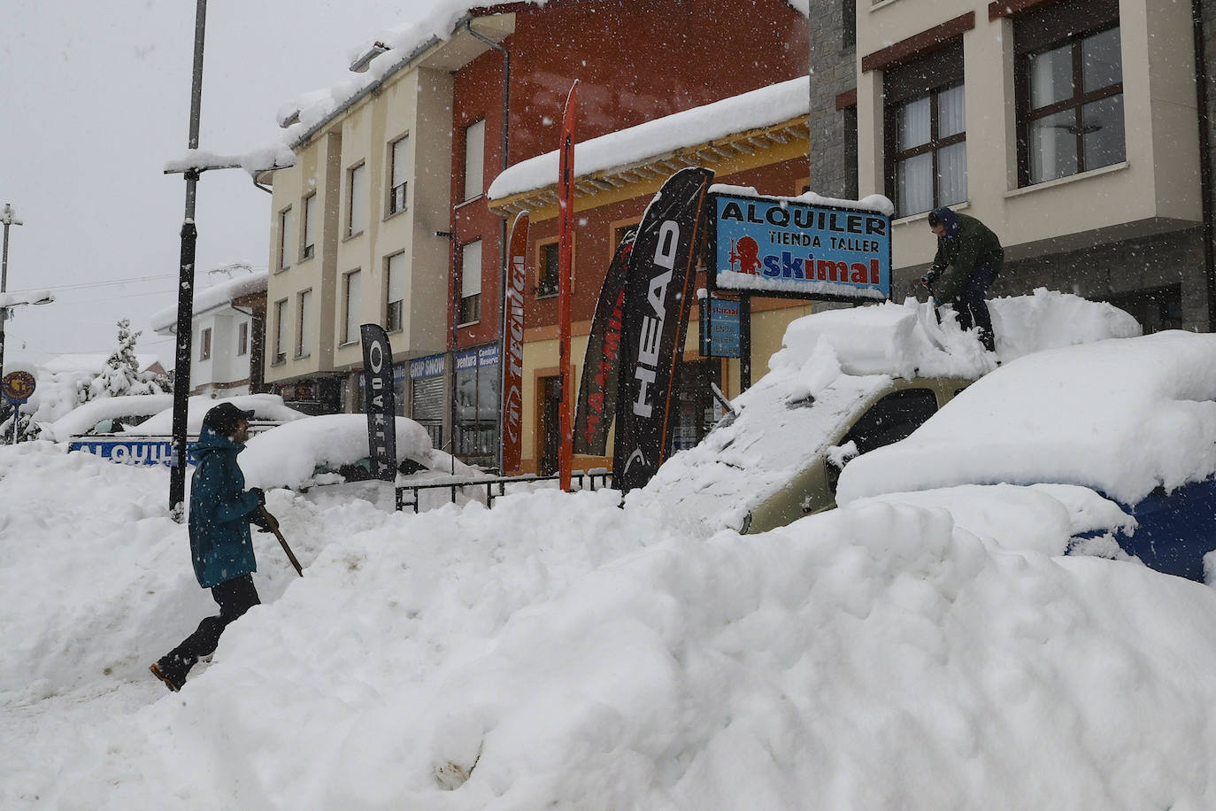 Buena parte de Asturias continúa en alerta amarilla a causa de las nevadas. Hay riesgo de fenómenos costeros en el oriente y acumulación de nieve de hasta 15 centímetros en la Cordillera. La cota seguirá en 300 metros, aunque irá subiendo a lo largo de la jornada