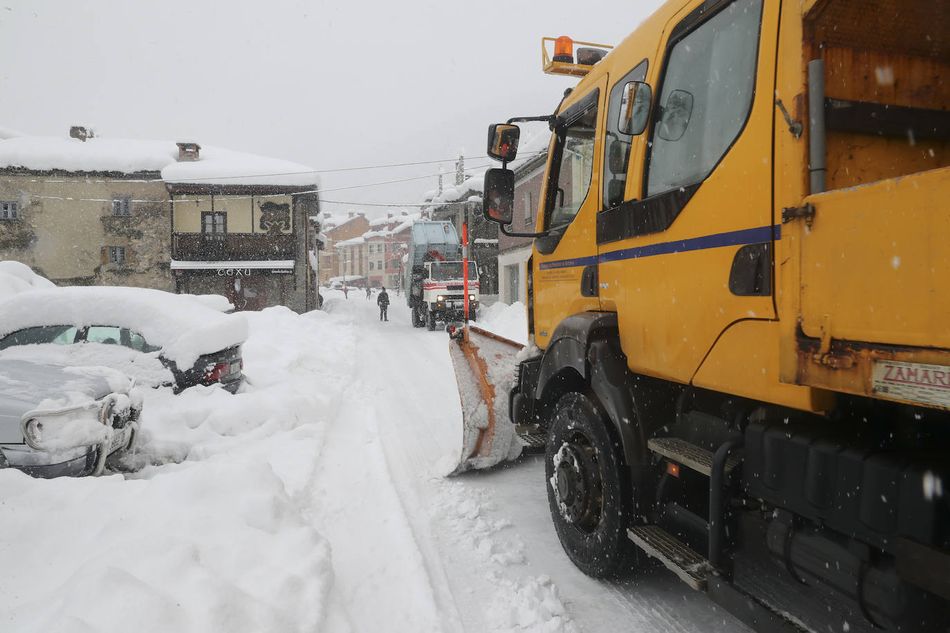 Buena parte de Asturias continúa en alerta amarilla a causa de las nevadas. Hay riesgo de fenómenos costeros en el oriente y acumulación de nieve de hasta 15 centímetros en la Cordillera. La cota seguirá en 300 metros, aunque irá subiendo a lo largo de la jornada