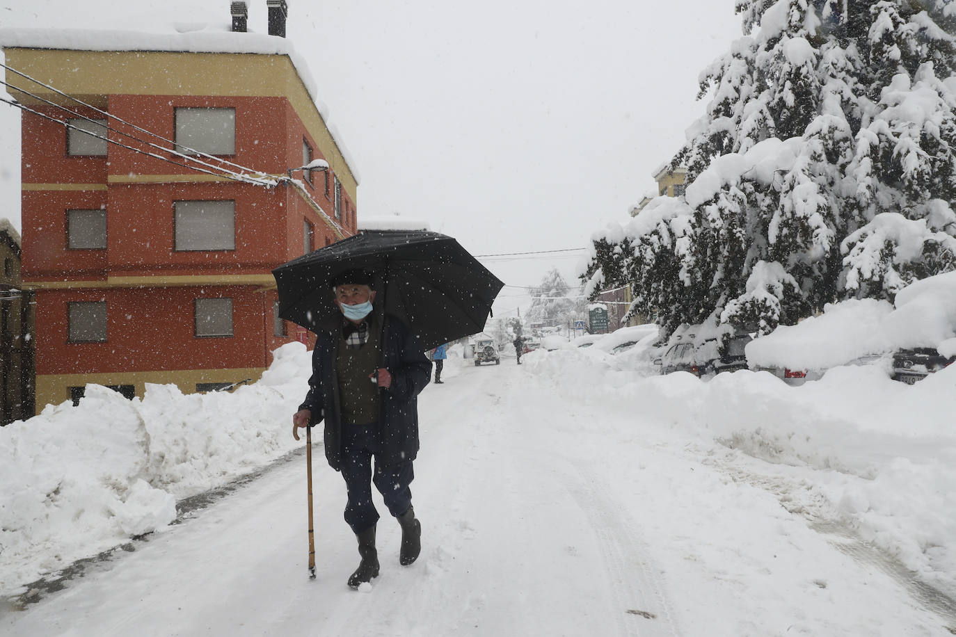 Buena parte de Asturias continúa en alerta amarilla a causa de las nevadas. Hay riesgo de fenómenos costeros en el oriente y acumulación de nieve de hasta 15 centímetros en la Cordillera. La cota seguirá en 300 metros, aunque irá subiendo a lo largo de la jornada