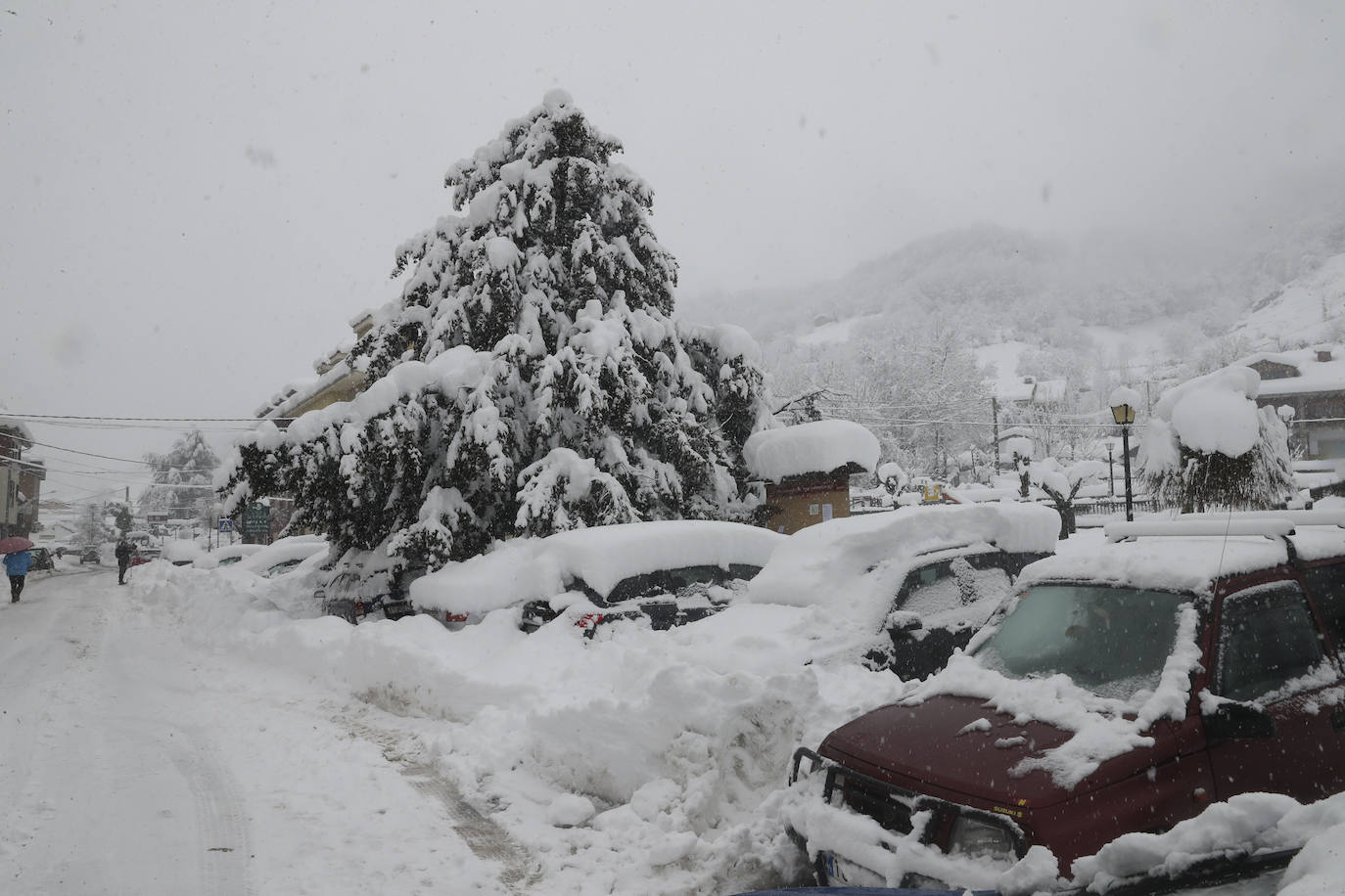 Buena parte de Asturias continúa en alerta amarilla a causa de las nevadas. Hay riesgo de fenómenos costeros en el oriente y acumulación de nieve de hasta 15 centímetros en la Cordillera. La cota seguirá en 300 metros, aunque irá subiendo a lo largo de la jornada