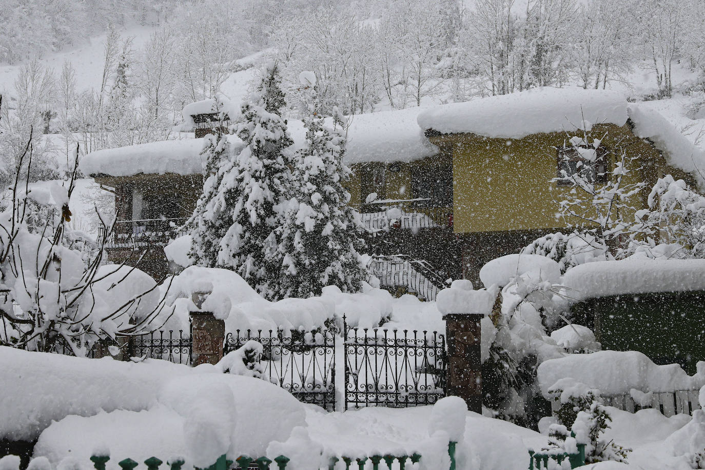 Buena parte de Asturias continúa en alerta amarilla a causa de las nevadas. Hay riesgo de fenómenos costeros en el oriente y acumulación de nieve de hasta 15 centímetros en la Cordillera. La cota seguirá en 300 metros, aunque irá subiendo a lo largo de la jornada