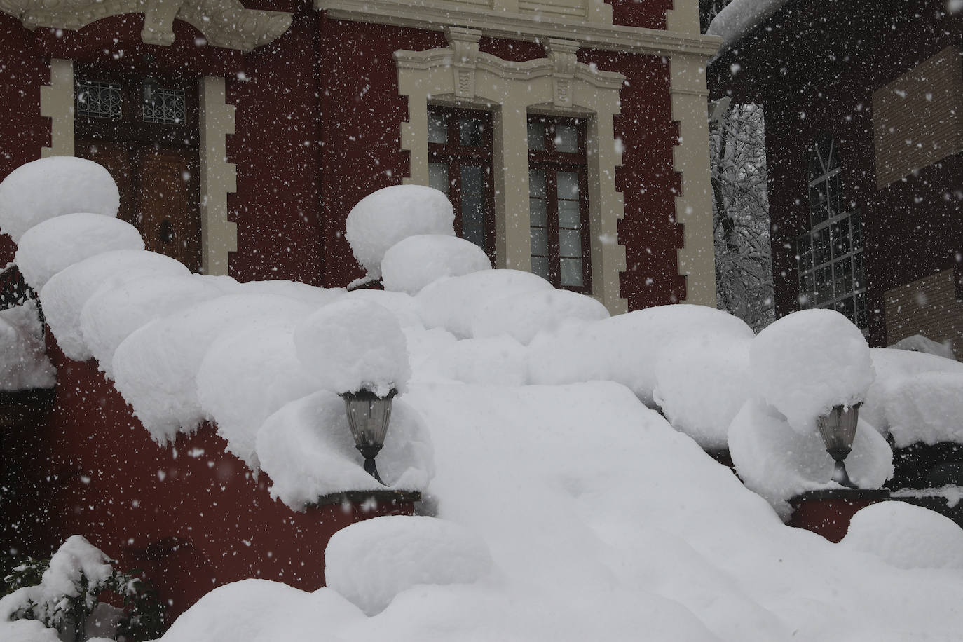 Buena parte de Asturias continúa en alerta amarilla a causa de las nevadas. Hay riesgo de fenómenos costeros en el oriente y acumulación de nieve de hasta 15 centímetros en la Cordillera. La cota seguirá en 300 metros, aunque irá subiendo a lo largo de la jornada