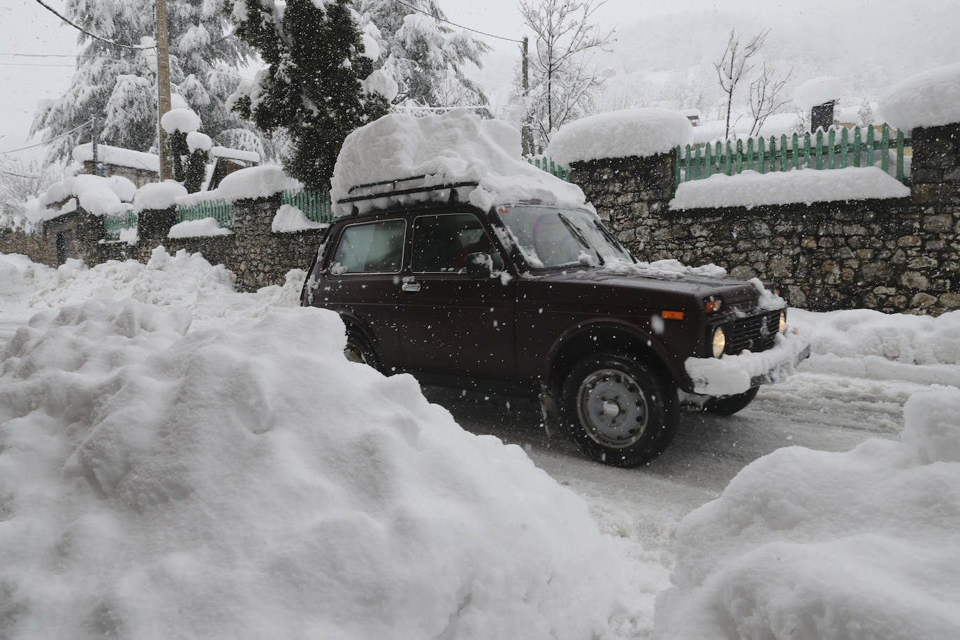 Buena parte de Asturias continúa en alerta amarilla a causa de las nevadas. Hay riesgo de fenómenos costeros en el oriente y acumulación de nieve de hasta 15 centímetros en la Cordillera. La cota seguirá en 300 metros, aunque irá subiendo a lo largo de la jornada