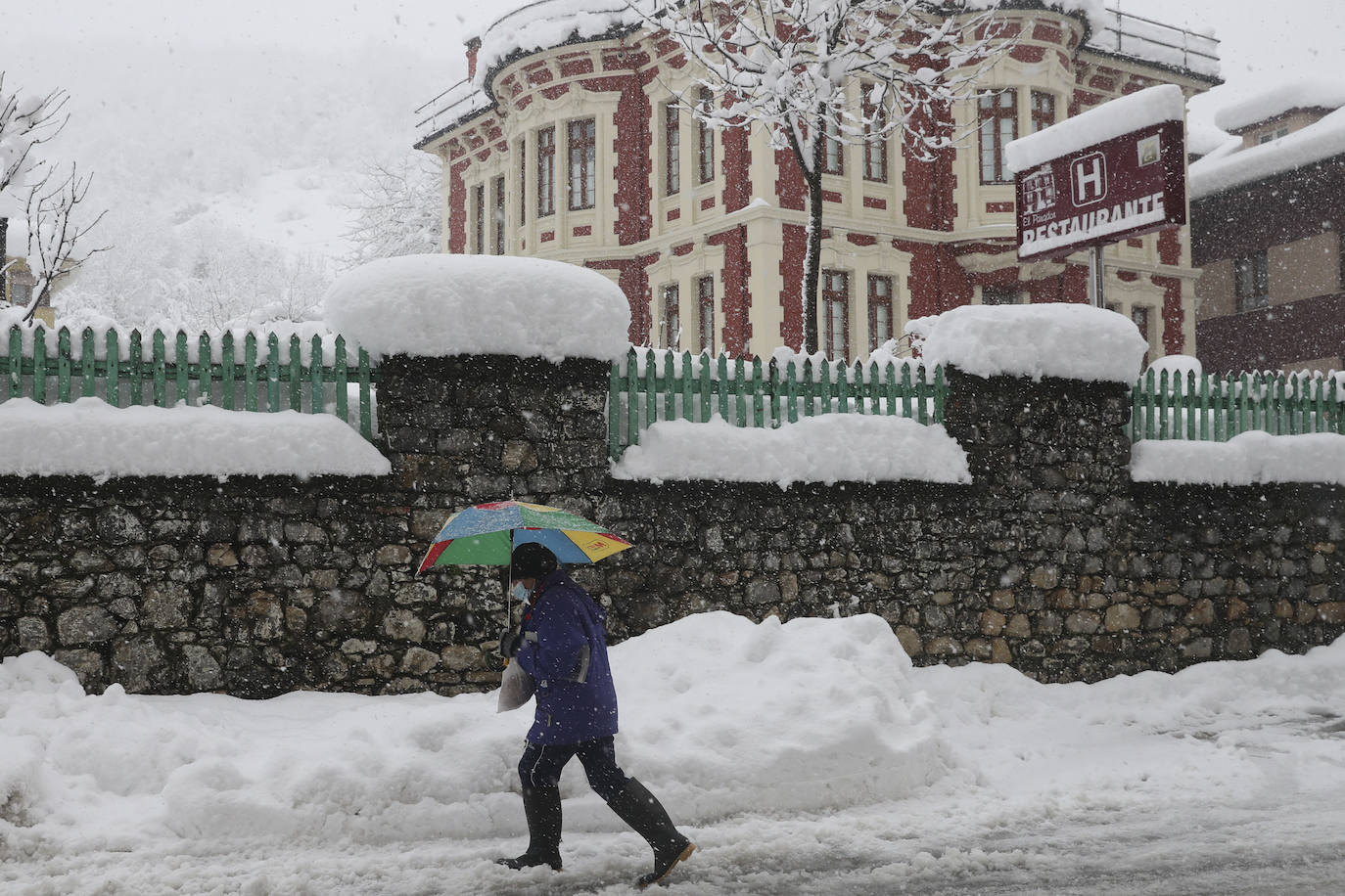 Buena parte de Asturias continúa en alerta amarilla a causa de las nevadas. Hay riesgo de fenómenos costeros en el oriente y acumulación de nieve de hasta 15 centímetros en la Cordillera. La cota seguirá en 300 metros, aunque irá subiendo a lo largo de la jornada