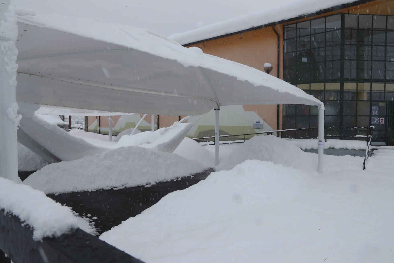 Buena parte de Asturias continúa en alerta amarilla a causa de las nevadas. Hay riesgo de fenómenos costeros en el oriente y acumulación de nieve de hasta 15 centímetros en la Cordillera. La cota seguirá en 300 metros, aunque irá subiendo a lo largo de la jornada