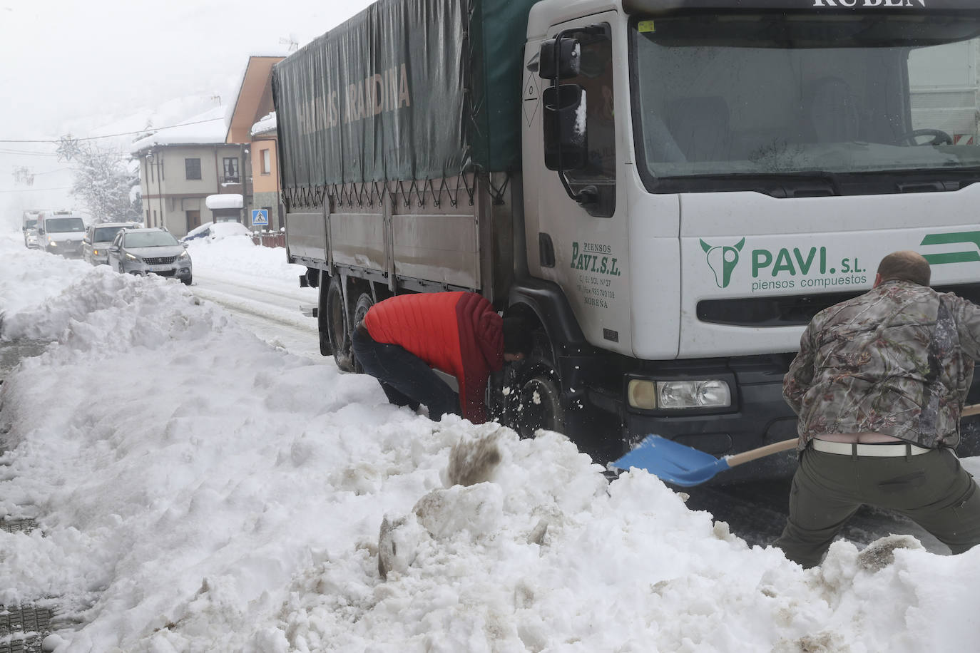 Buena parte de Asturias continúa en alerta amarilla a causa de las nevadas. Hay riesgo de fenómenos costeros en el oriente y acumulación de nieve de hasta 15 centímetros en la Cordillera. La cota seguirá en 300 metros, aunque irá subiendo a lo largo de la jornada