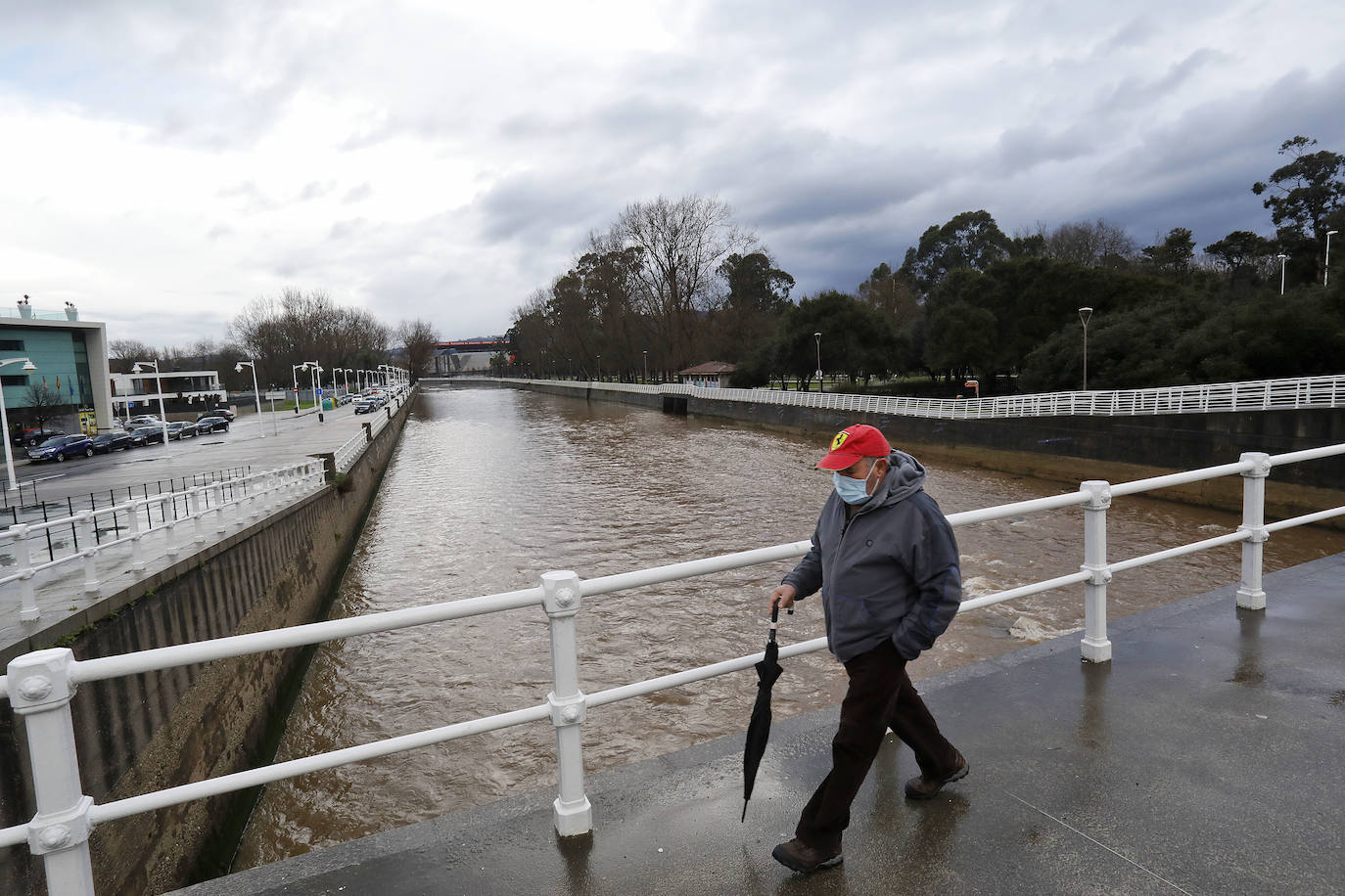 Buena parte de Asturias continúa en alerta amarilla a causa de las nevadas. Hay riesgo de fenómenos costeros en el oriente y acumulación de nieve de hasta 15 centímetros en la Cordillera. La cota seguirá en 300 metros, aunque irá subiendo a lo largo de la jornada