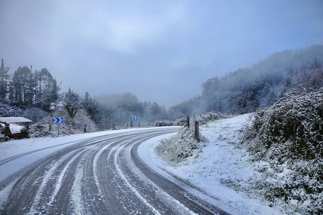 Buena parte de Asturias continúa en alerta amarilla a causa de las nevadas. Hay riesgo de fenómenos costeros en el oriente y acumulación de nieve de hasta 15 centímetros en la Cordillera. La cota seguirá en 300 metros, aunque irá subiendo a lo largo de la jornada