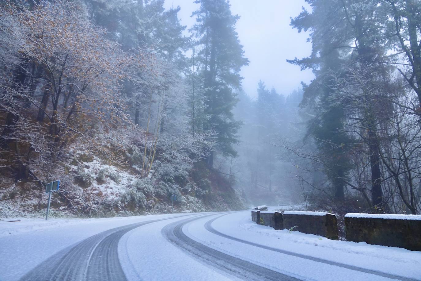 Buena parte de Asturias continúa en alerta amarilla a causa de las nevadas. Hay riesgo de fenómenos costeros en el oriente y acumulación de nieve de hasta 15 centímetros en la Cordillera. La cota seguirá en 300 metros, aunque irá subiendo a lo largo de la jornada