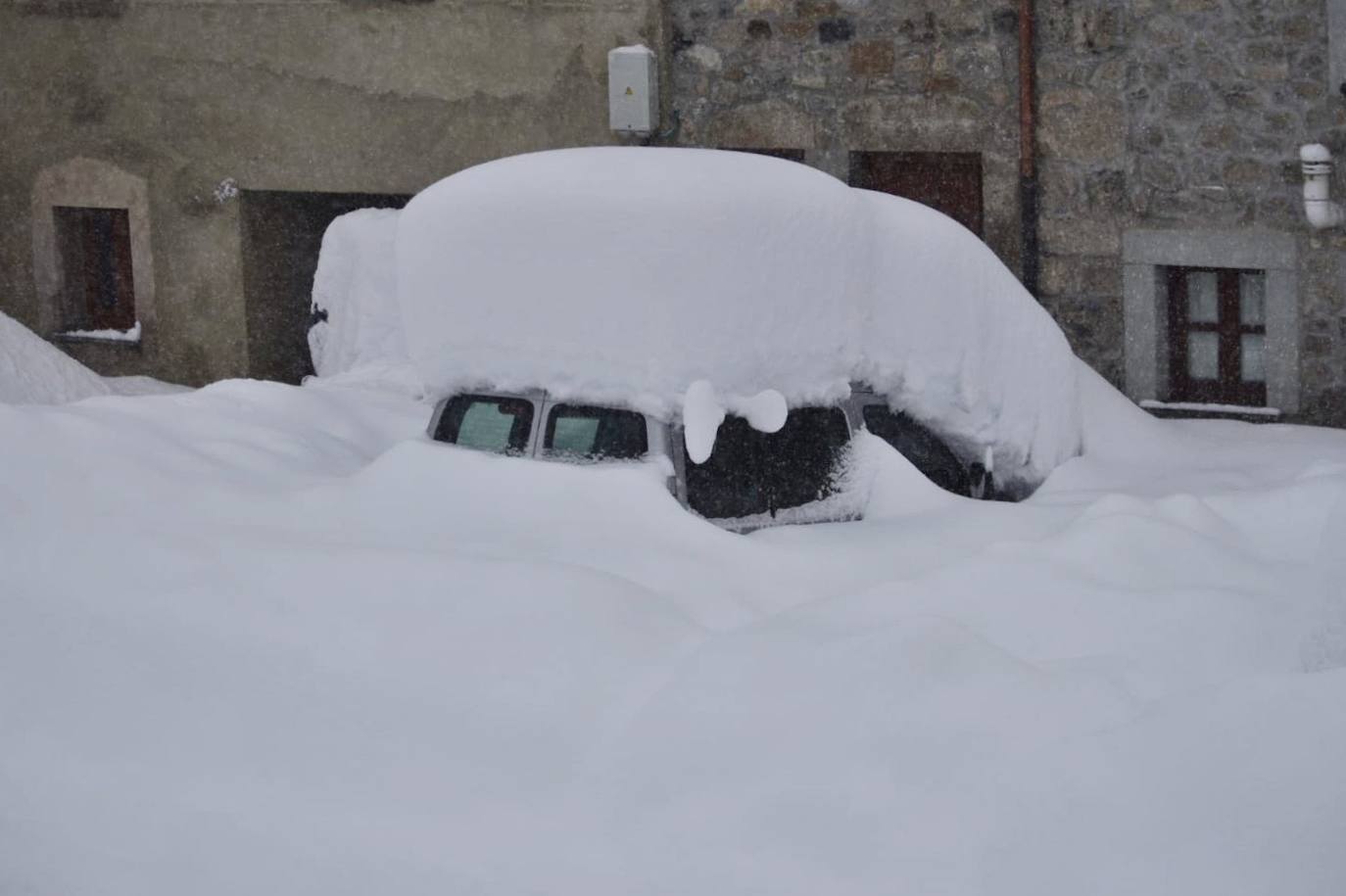 Buena parte de Asturias continúa en alerta amarilla a causa de las nevadas. Hay riesgo de fenómenos costeros en el oriente y acumulación de nieve de hasta 15 centímetros en la Cordillera. La cota seguirá en 300 metros, aunque irá subiendo a lo largo de la jornada