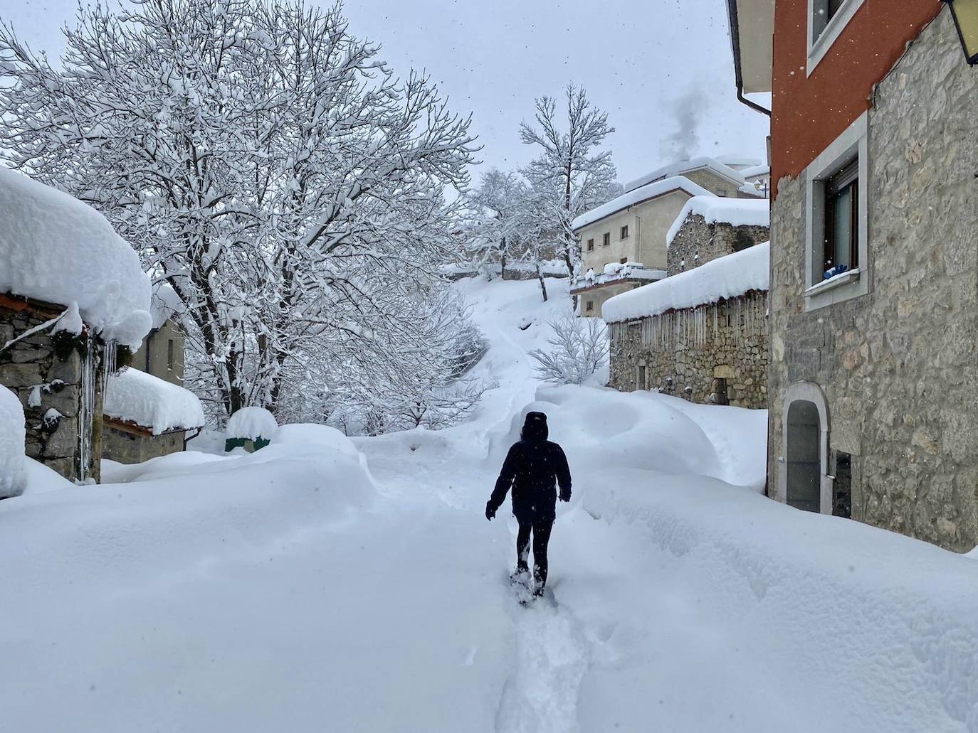 Buena parte de Asturias continúa en alerta amarilla a causa de las nevadas. Hay riesgo de fenómenos costeros en el oriente y acumulación de nieve de hasta 15 centímetros en la Cordillera. La cota seguirá en 300 metros, aunque irá subiendo a lo largo de la jornada