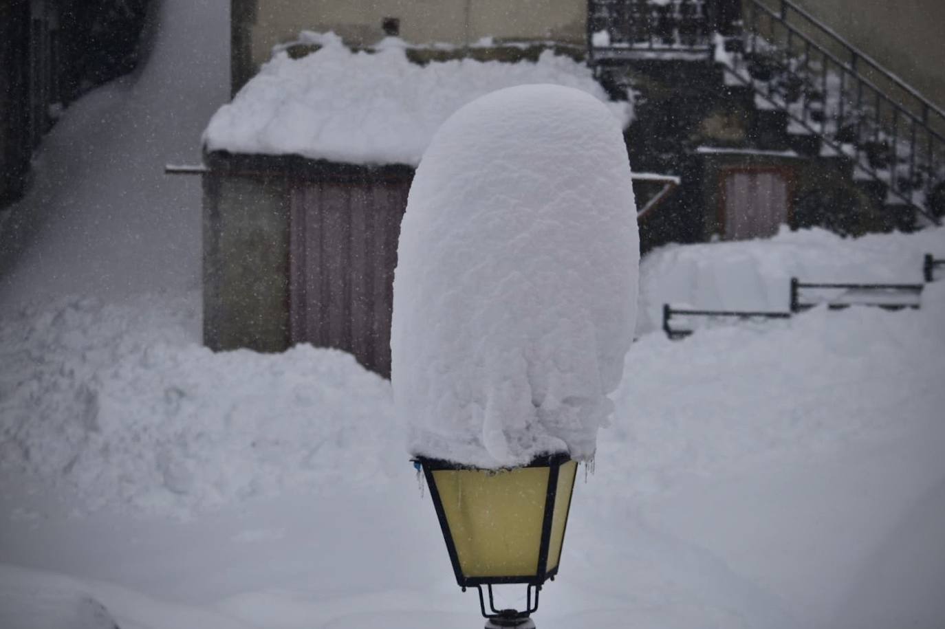 Buena parte de Asturias continúa en alerta amarilla a causa de las nevadas. Hay riesgo de fenómenos costeros en el oriente y acumulación de nieve de hasta 15 centímetros en la Cordillera. La cota seguirá en 300 metros, aunque irá subiendo a lo largo de la jornada