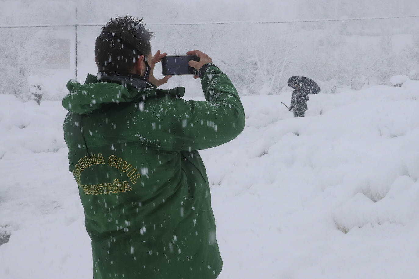 El implacable temporal de nieve no permite retomar la búsqueda del operario de la quitanieves desaparecido en el puerto de San Isidro. 