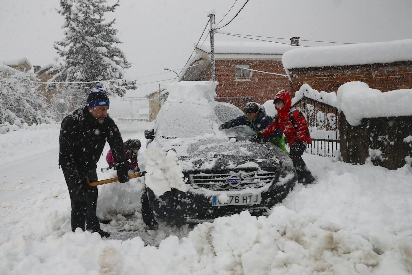 El implacable temporal de nieve no permite retomar la búsqueda del operario de la quitanieves desaparecido en el puerto de San Isidro. 