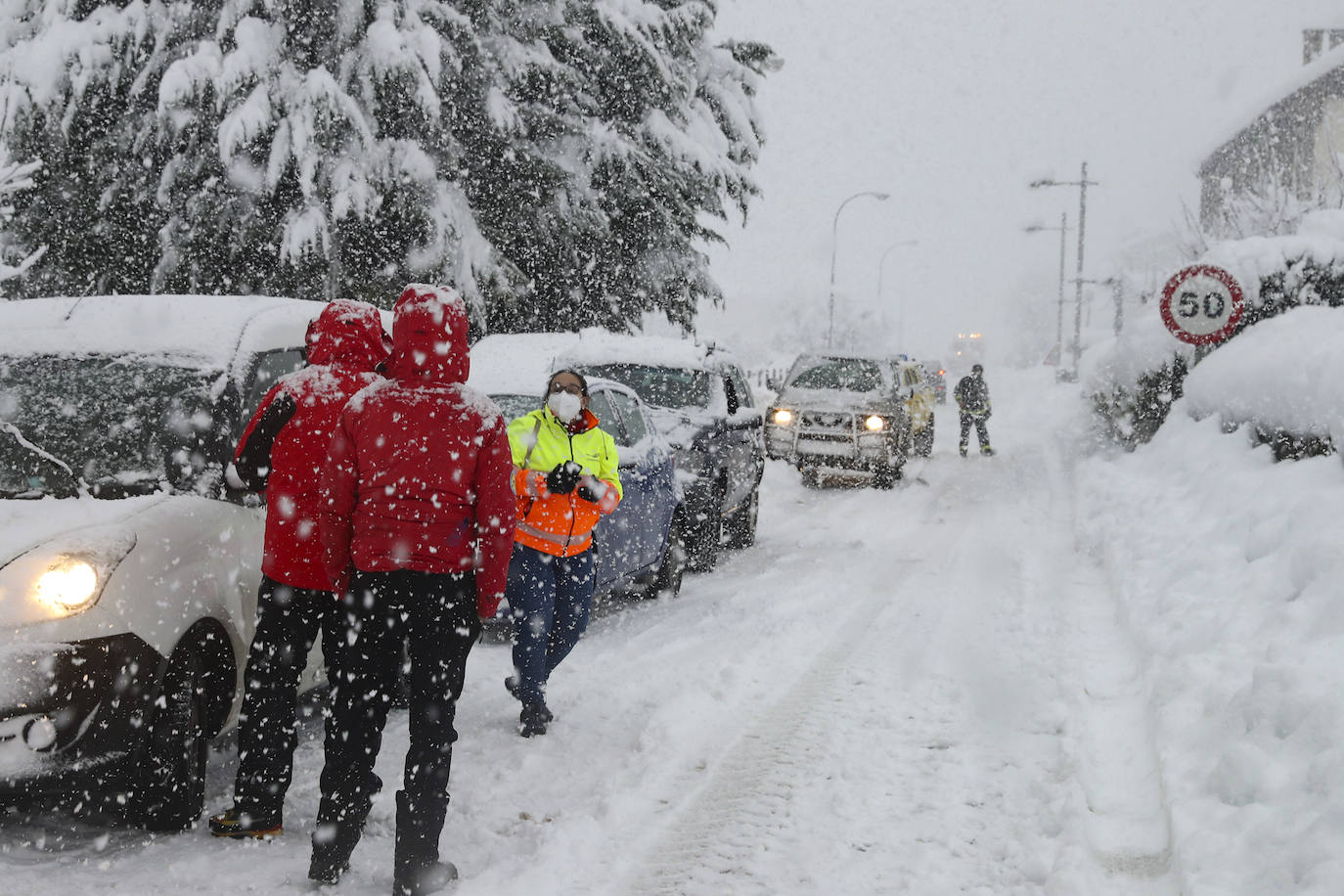 El implacable temporal de nieve no permite retomar la búsqueda del operario de la quitanieves desaparecido en el puerto de San Isidro. 