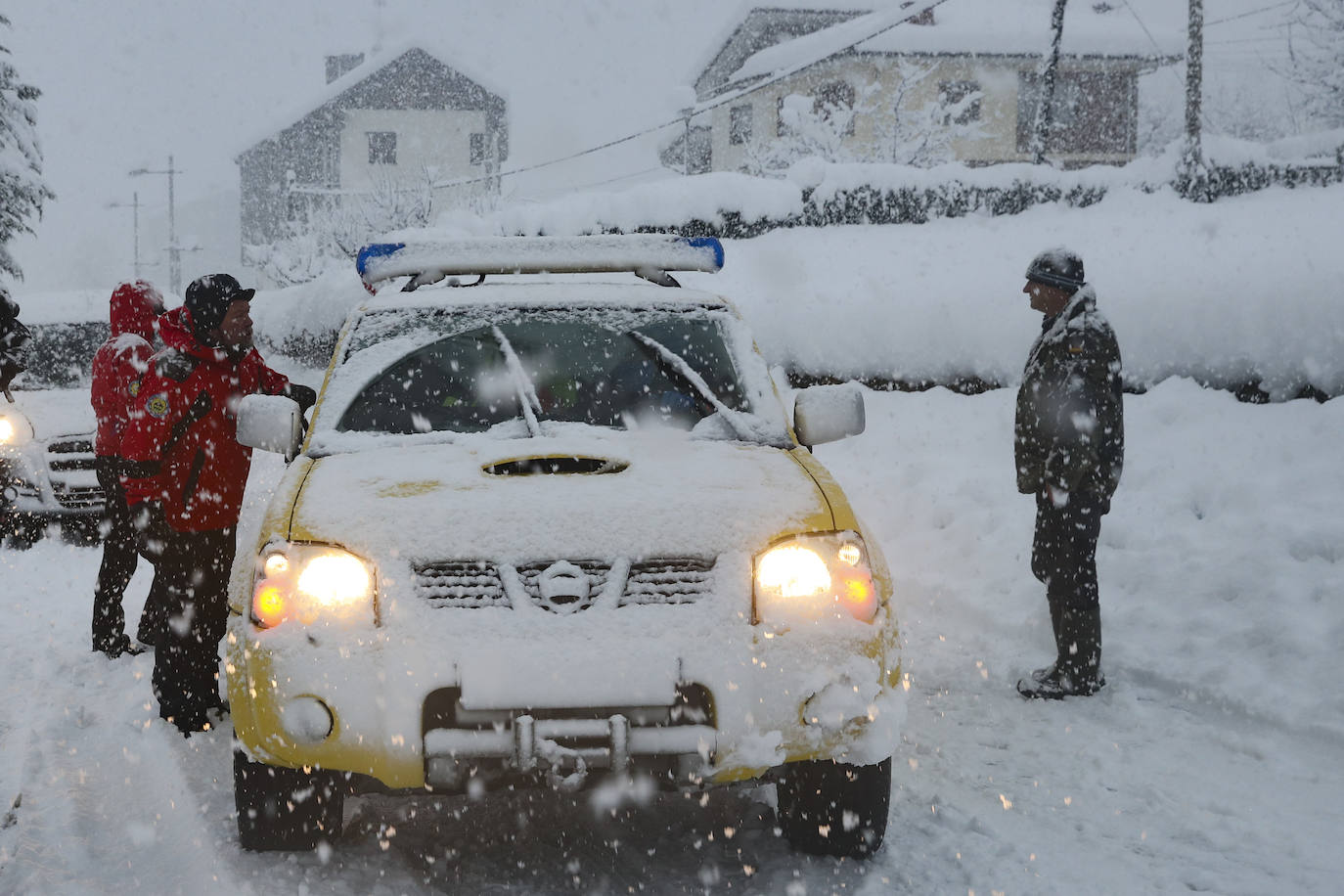 El implacable temporal de nieve no permite retomar la búsqueda del operario de la quitanieves desaparecido en el puerto de San Isidro. 