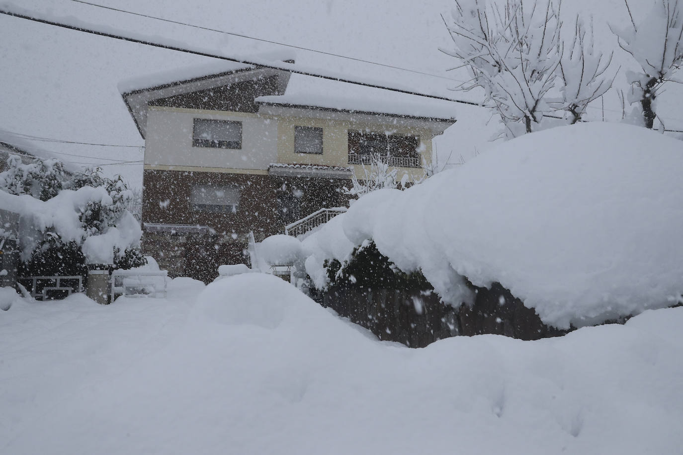 El implacable temporal de nieve no permite retomar la búsqueda del operario de la quitanieves desaparecido en el puerto de San Isidro. 