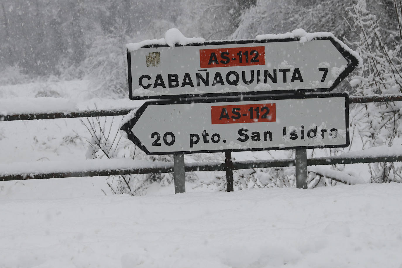 El implacable temporal de nieve no permite retomar la búsqueda del operario de la quitanieves desaparecido en el puerto de San Isidro. 