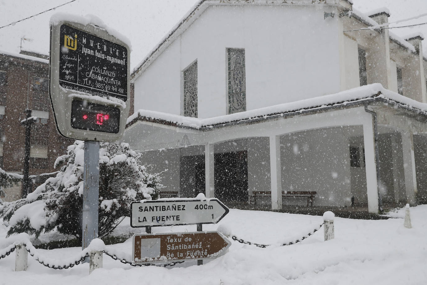 El implacable temporal de nieve no permite retomar la búsqueda del operario de la quitanieves desaparecido en el puerto de San Isidro. 