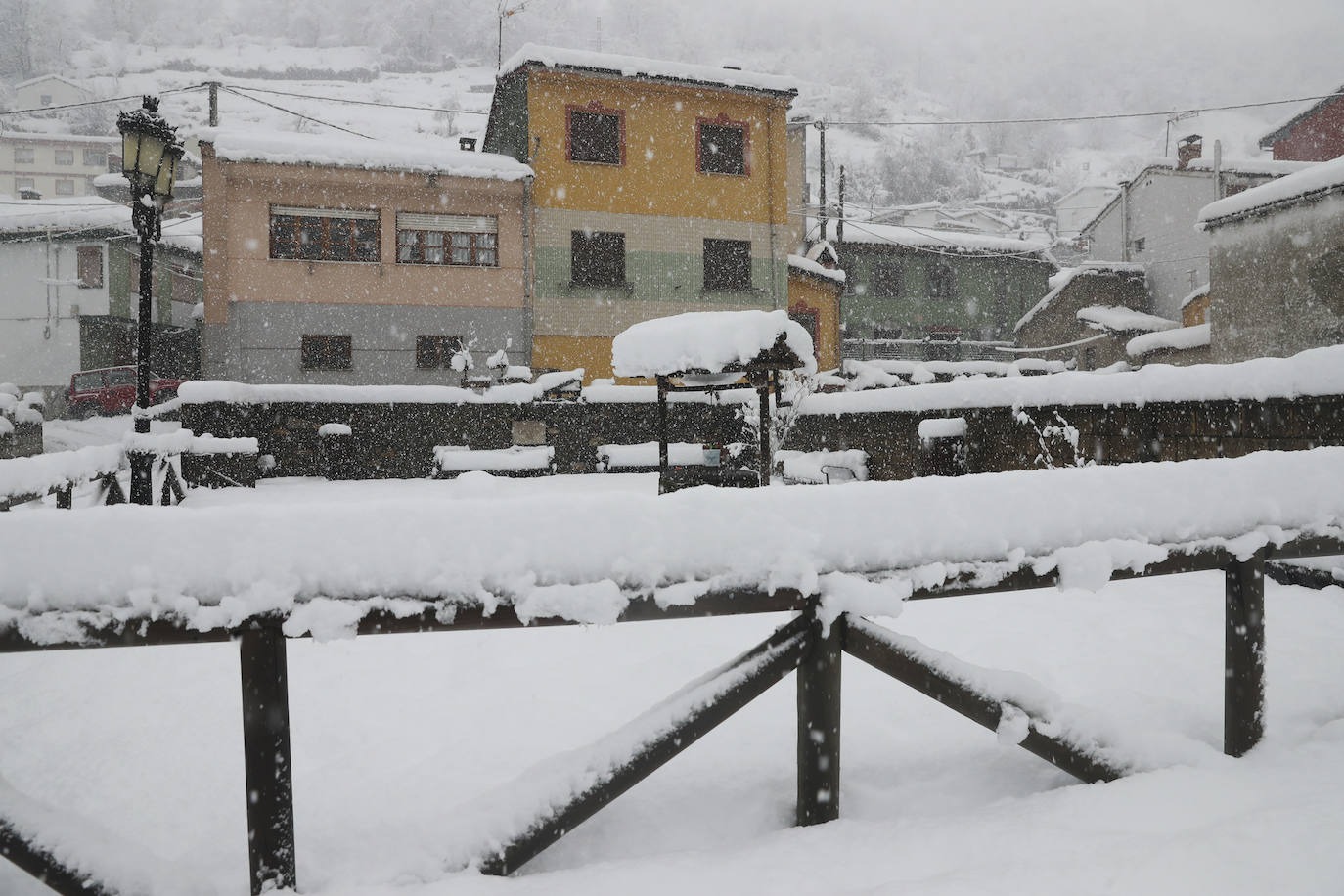 El implacable temporal de nieve no permite retomar la búsqueda del operario de la quitanieves desaparecido en el puerto de San Isidro. 