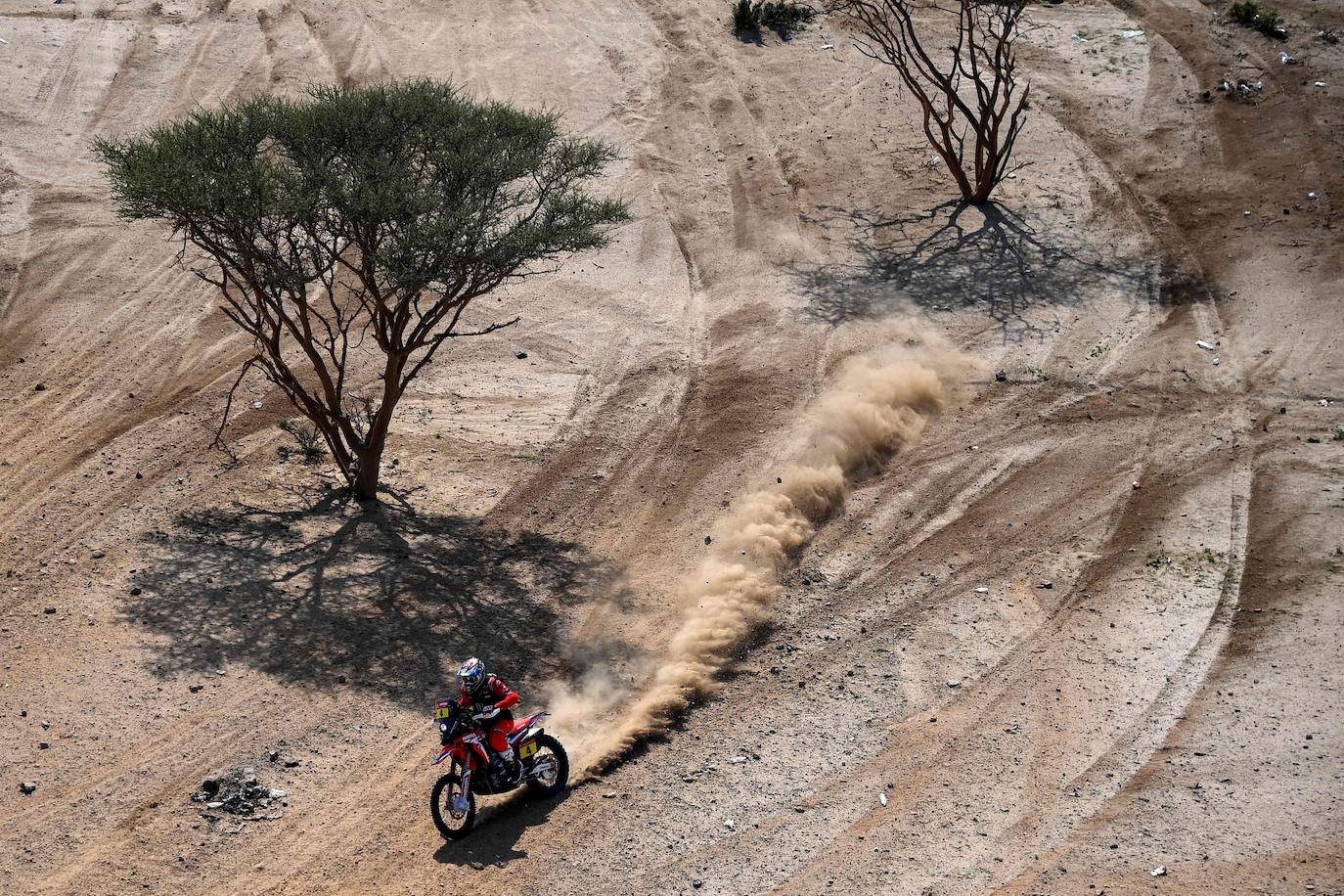 Las imágenes que han dejado las primeras etapas del Rally Dakar, espectáculo y belleza en el desierto de Arabia