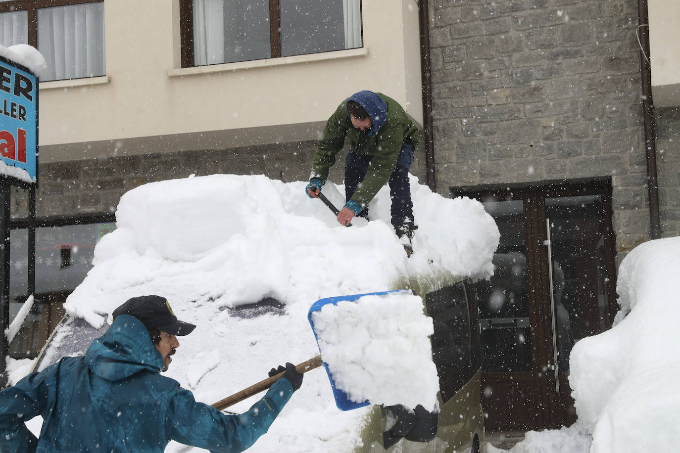 La nieve caída en las últimas horas en Asturias ha dejado estampas maravillosas, pero también ha alterado la vida de los vecinos de las zonas más altas de la región.