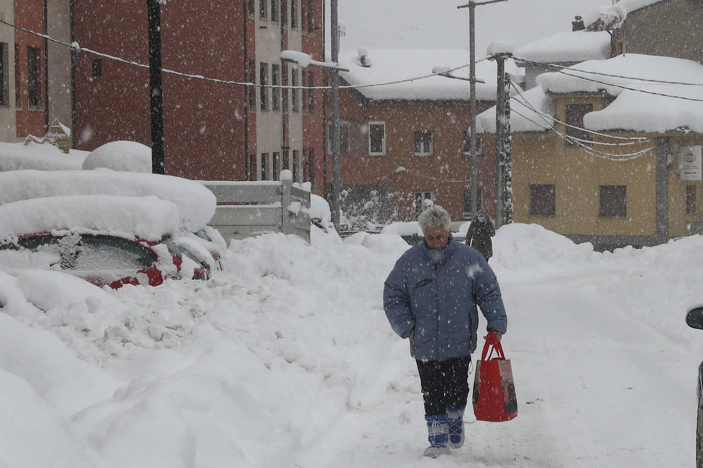 La nieve caída en las últimas horas en Asturias ha dejado estampas maravillosas, pero también ha alterado la vida de los vecinos de las zonas más altas de la región.