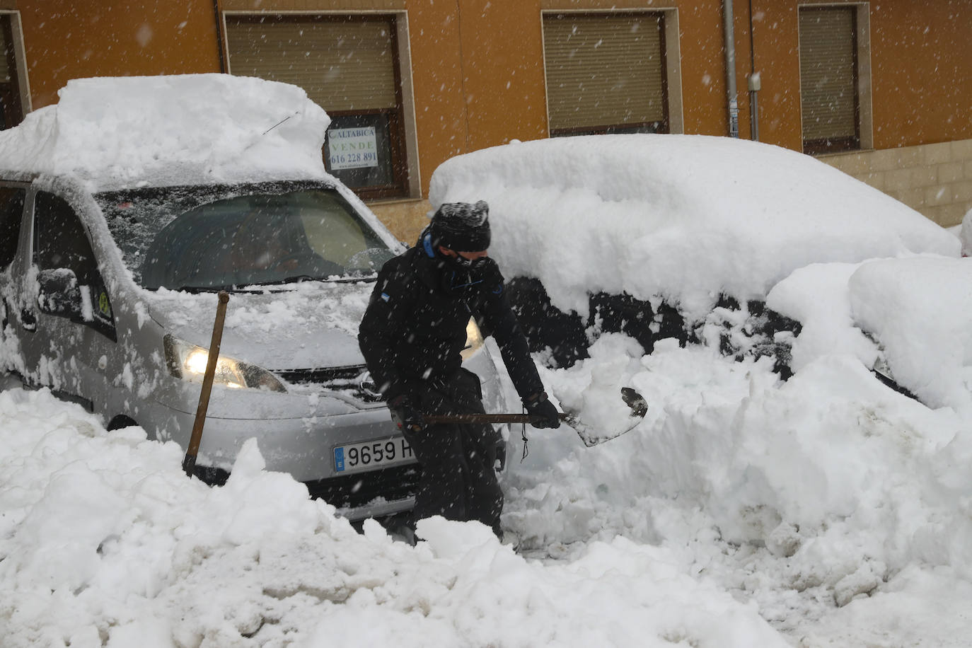 La nieve caída en las últimas horas en Asturias ha dejado estampas maravillosas, pero también ha alterado la vida de los vecinos de las zonas más altas de la región.