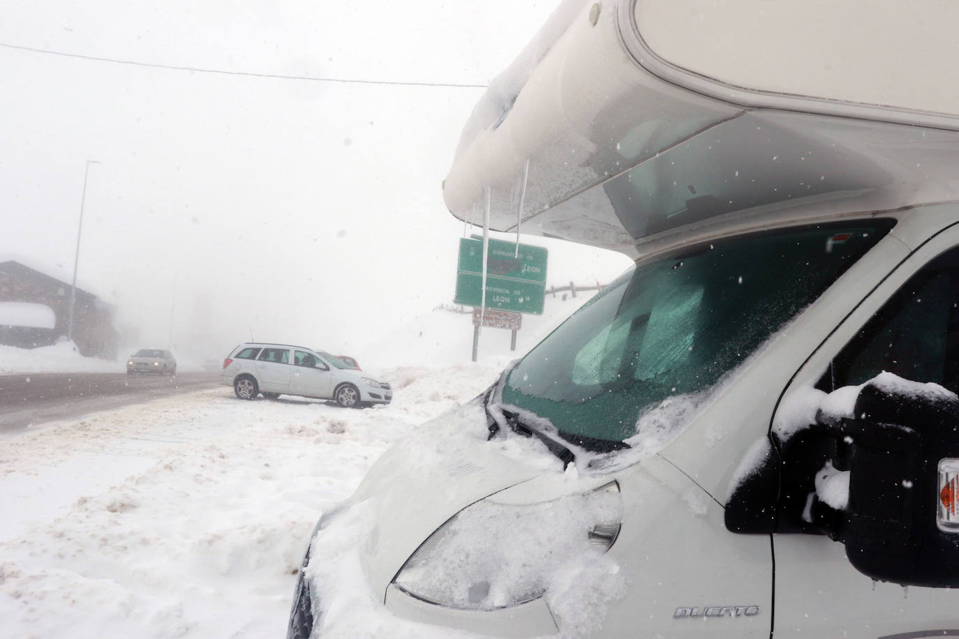 La nieve caída en las últimas horas en Asturias ha dejado estampas maravillosas, pero también ha alterado la vida de los vecinos de las zonas más altas de la región.