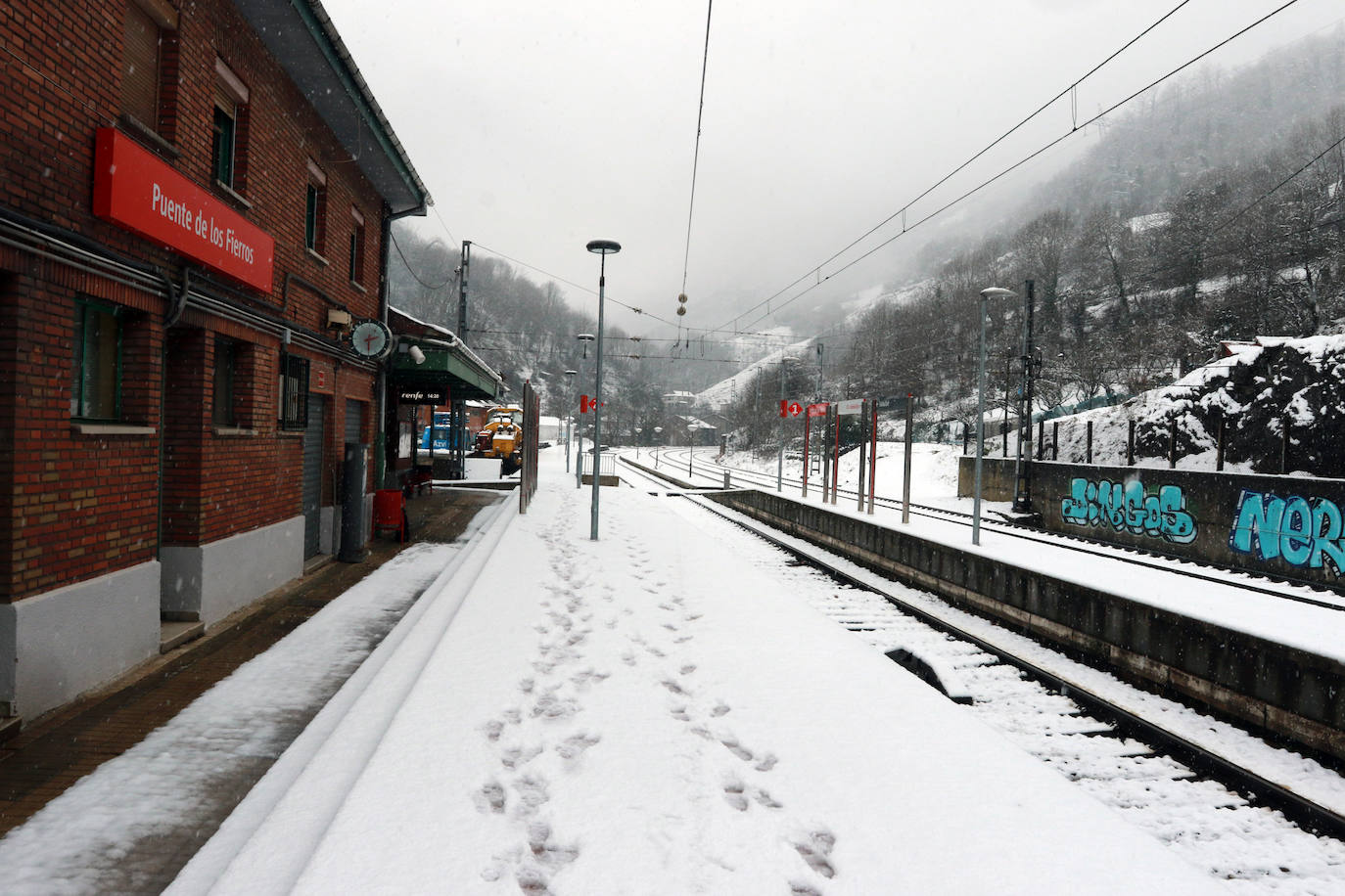 La nieve caída en las últimas horas en Asturias ha dejado estampas maravillosas, pero también ha alterado la vida de los vecinos de las zonas más altas de la región.