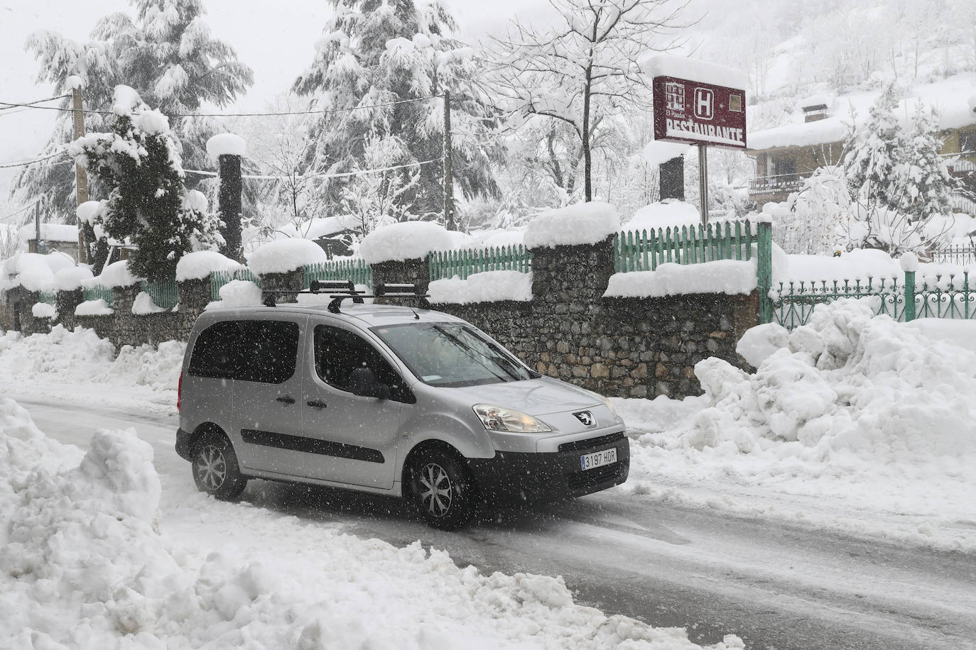 La nieve caída en las últimas horas en Asturias ha dejado estampas maravillosas, pero también ha alterado la vida de los vecinos de las zonas más altas de la región.