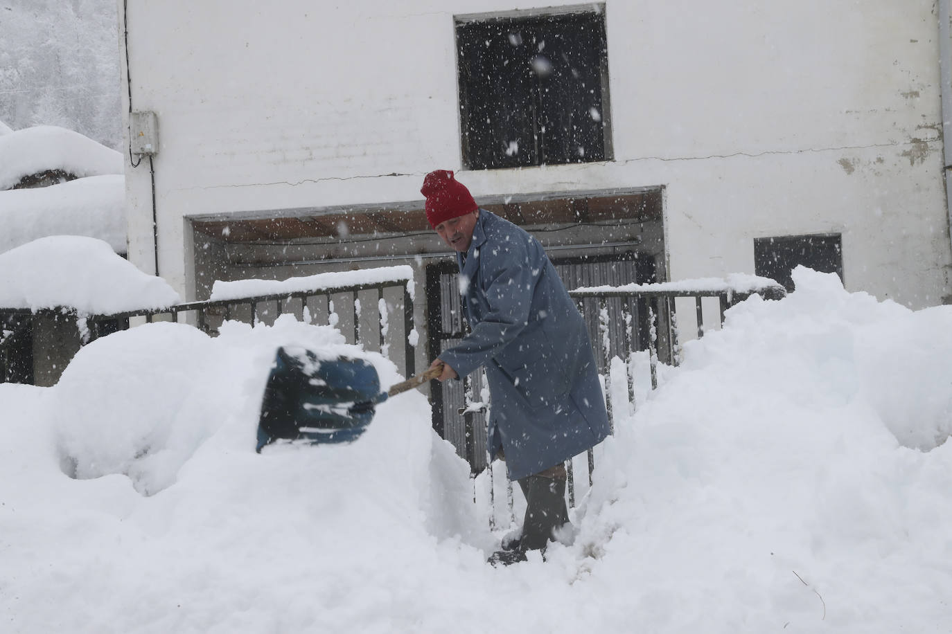 La nieve caída en las últimas horas en Asturias ha dejado estampas maravillosas, pero también ha alterado la vida de los vecinos de las zonas más altas de la región.