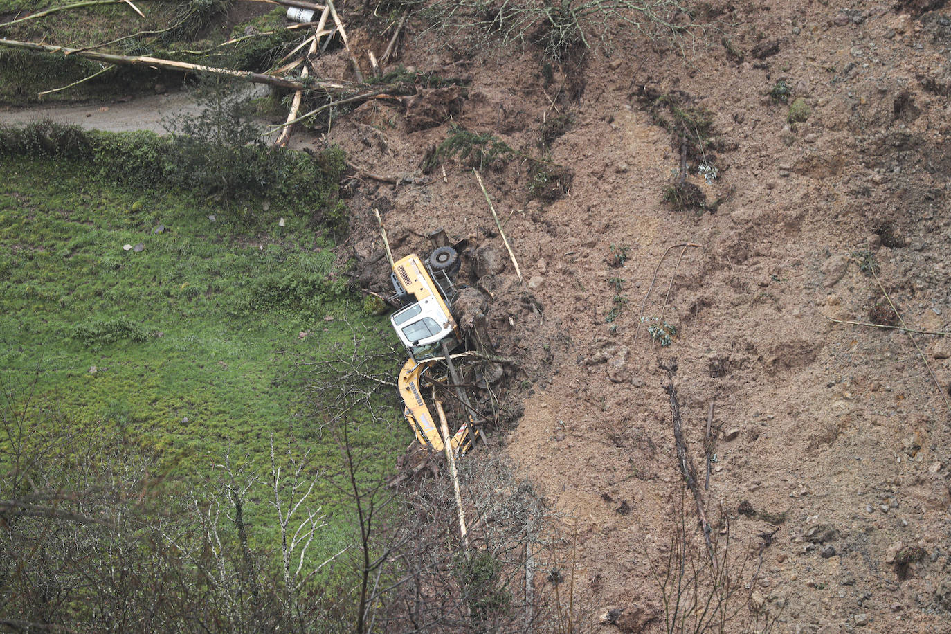 La ladera de un monte de Villaviciosa se derrumba por completo, sepultando parte de un camino