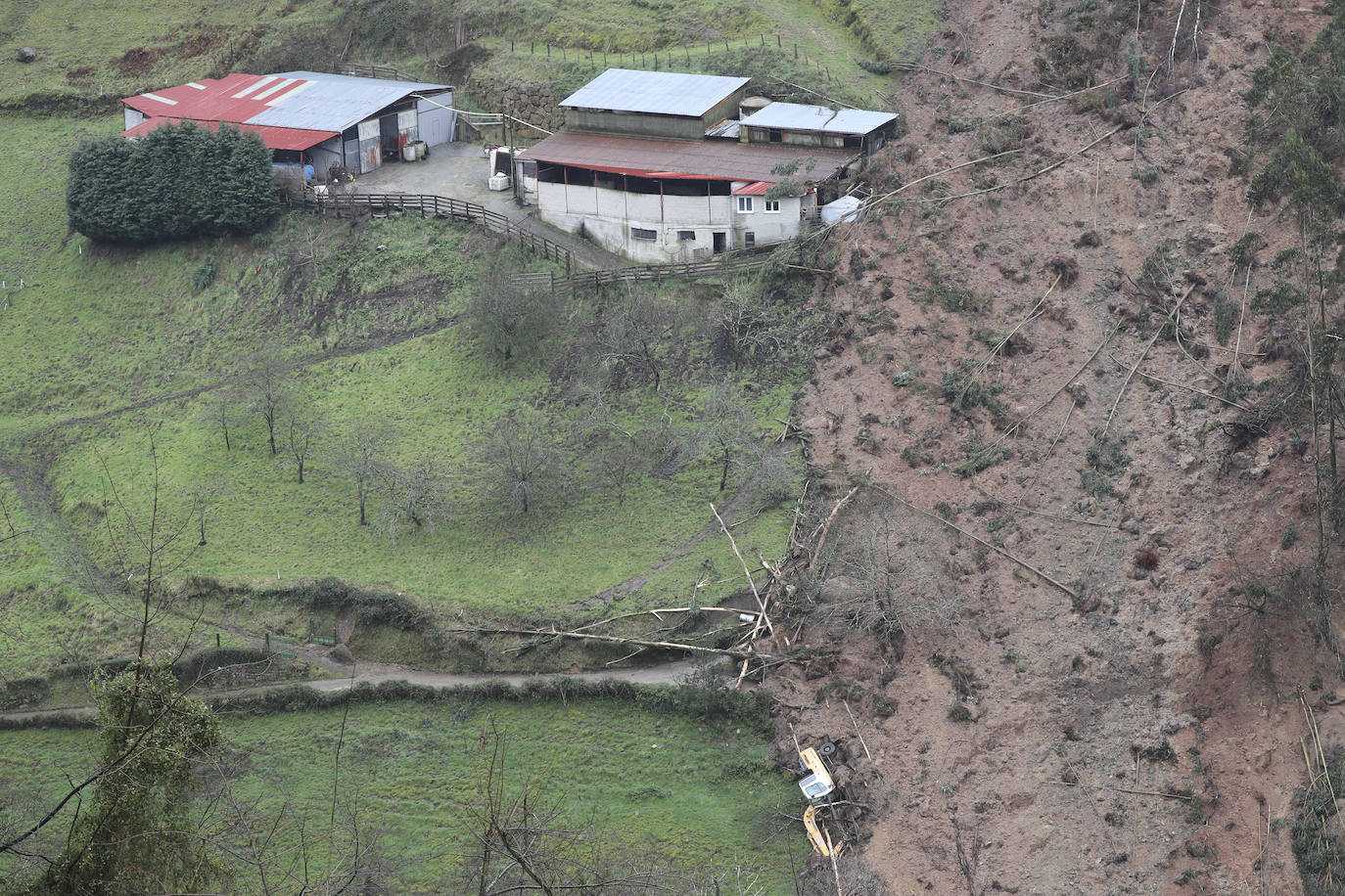 La ladera de un monte de Villaviciosa se derrumba por completo, sepultando parte de un camino