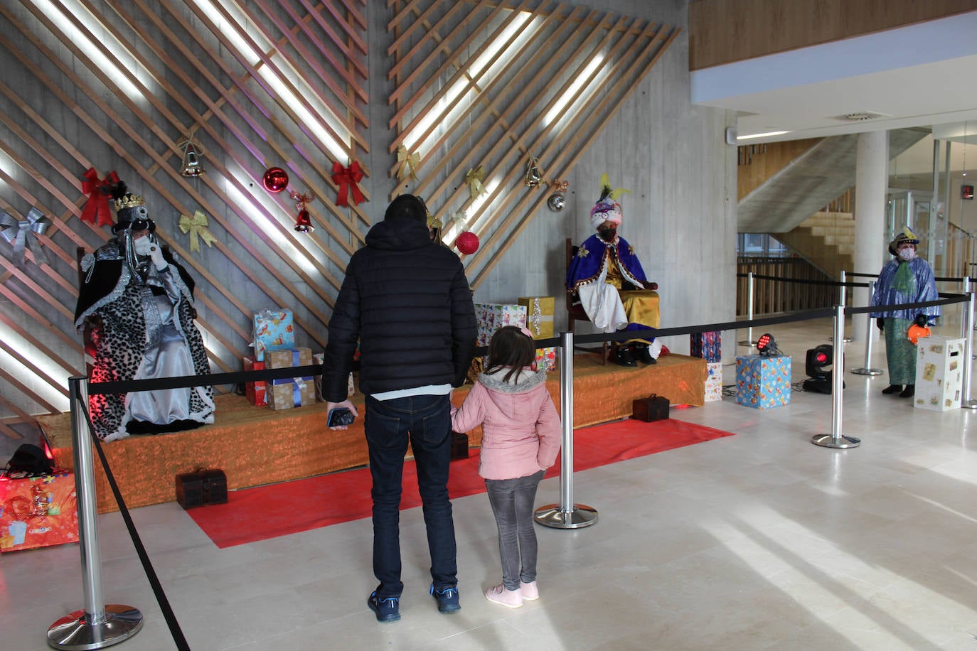 A pesar de la pandemia, Melchor, Gaspar y Baltasar no han querido olvidarse de los regalos de ningún niño de Asturias y han realizado un recorrido de lo más completo a lo largo de toda la región. Eso sí, siempre cumpliendo las medidas de seguridad frente al coronavirus. Por eso los Reyes Magos de Oriente no han podido realizar las tradicionales cabalgatas. Así, durante el pasado lunes y este martes, Sus Majestades, acompañados del Príncipe Aliatar, han atendido las peticiones de los más pequeños de Oviedo, Gijón, Avilés, Mieres, Colloto, Villaviciosa, Cangas del Narcea, Lugones y muchos otros municipios asturianos. 