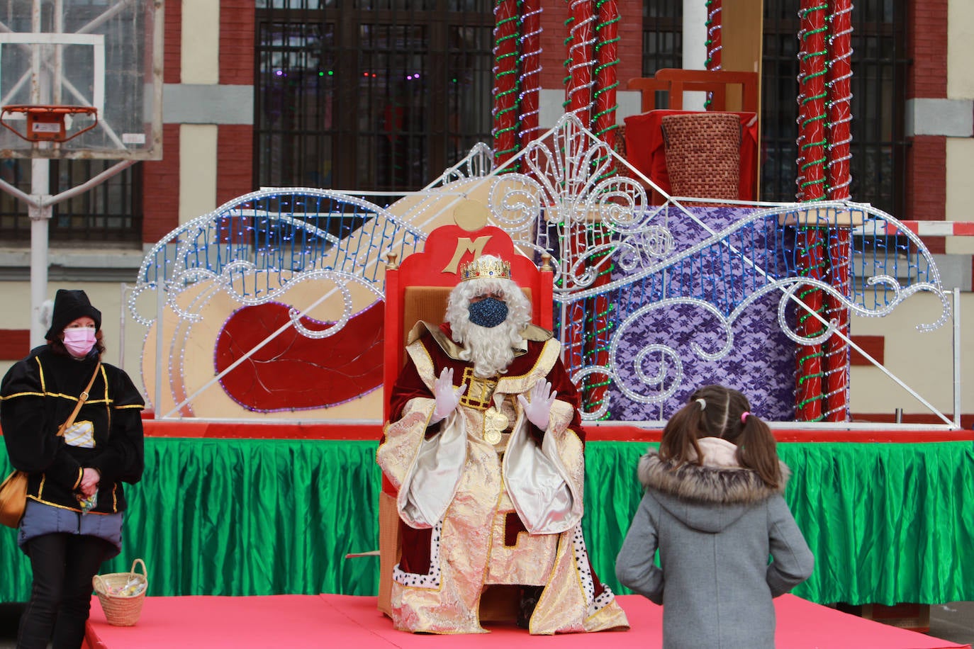 A pesar de la pandemia, Melchor, Gaspar y Baltasar no han querido olvidarse de los regalos de ningún niño de Asturias y han realizado un recorrido de lo más completo a lo largo de toda la región. Eso sí, siempre cumpliendo las medidas de seguridad frente al coronavirus. Por eso los Reyes Magos de Oriente no han podido realizar las tradicionales cabalgatas. Así, durante el pasado lunes y este martes, Sus Majestades, acompañados del Príncipe Aliatar, han atendido las peticiones de los más pequeños de Oviedo, Gijón, Avilés, Mieres, Colloto, Villaviciosa, Cangas del Narcea, Lugones y muchos otros municipios asturianos. 