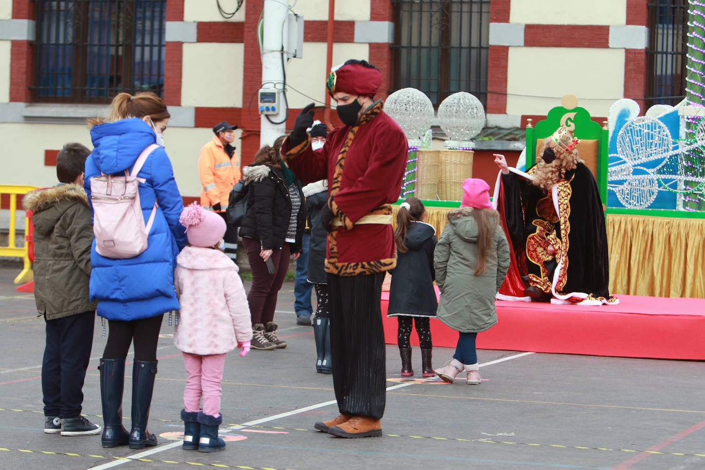 A pesar de la pandemia, Melchor, Gaspar y Baltasar no han querido olvidarse de los regalos de ningún niño de Asturias y han realizado un recorrido de lo más completo a lo largo de toda la región. Eso sí, siempre cumpliendo las medidas de seguridad frente al coronavirus. Por eso los Reyes Magos de Oriente no han podido realizar las tradicionales cabalgatas. Así, durante el pasado lunes y este martes, Sus Majestades, acompañados del Príncipe Aliatar, han atendido las peticiones de los más pequeños de Oviedo, Gijón, Avilés, Mieres, Colloto, Villaviciosa, Cangas del Narcea, Lugones y muchos otros municipios asturianos. 