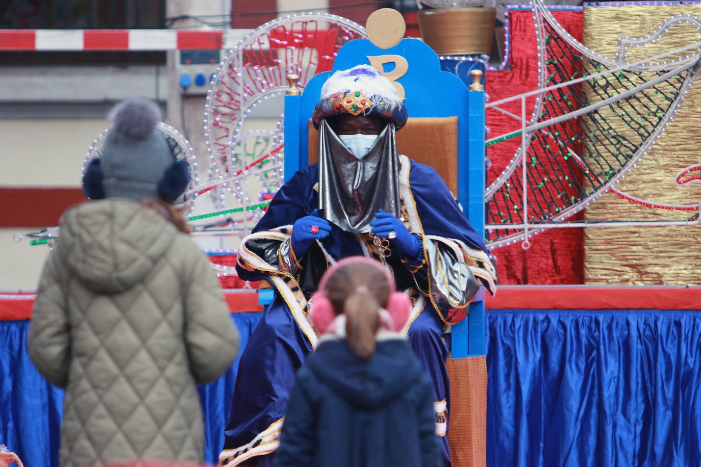 A pesar de la pandemia, Melchor, Gaspar y Baltasar no han querido olvidarse de los regalos de ningún niño de Asturias y han realizado un recorrido de lo más completo a lo largo de toda la región. Eso sí, siempre cumpliendo las medidas de seguridad frente al coronavirus. Por eso los Reyes Magos de Oriente no han podido realizar las tradicionales cabalgatas. Así, durante el pasado lunes y este martes, Sus Majestades, acompañados del Príncipe Aliatar, han atendido las peticiones de los más pequeños de Oviedo, Gijón, Avilés, Mieres, Colloto, Villaviciosa, Cangas del Narcea, Lugones y muchos otros municipios asturianos. 