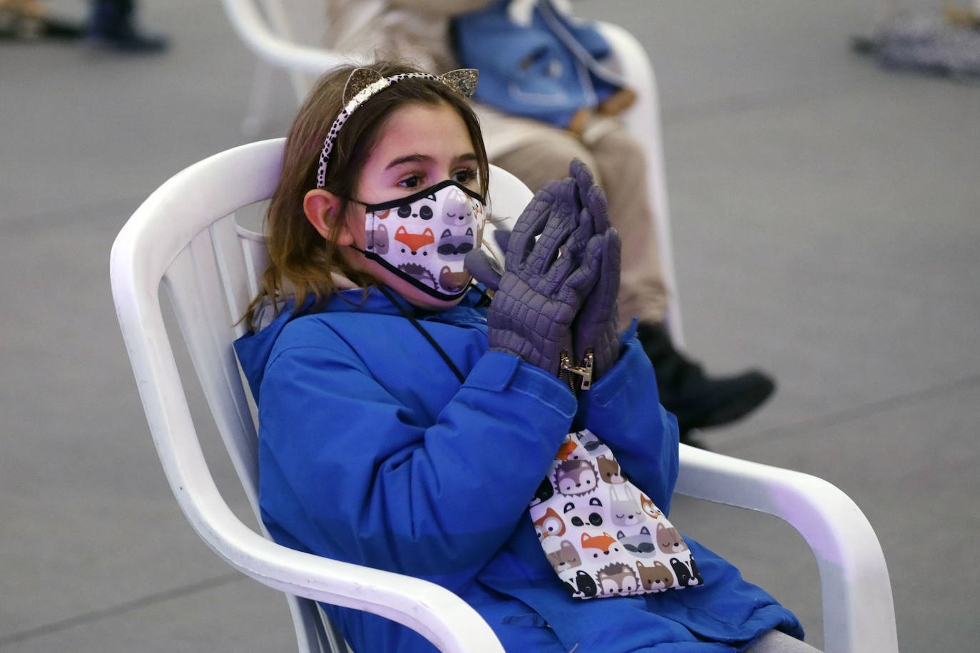 A pesar de la pandemia, Melchor, Gaspar y Baltasar no han querido olvidarse de los regalos de ningún niño de Asturias y han realizado un recorrido de lo más completo a lo largo de toda la región. Eso sí, siempre cumpliendo las medidas de seguridad frente al coronavirus. Por eso los Reyes Magos de Oriente no han podido realizar las tradicionales cabalgatas. Así, durante el pasado lunes y este martes, Sus Majestades, acompañados del Príncipe Aliatar, han atendido las peticiones de los más pequeños de Oviedo, Gijón, Avilés, Mieres, Colloto, Villaviciosa, Cangas del Narcea, Lugones y muchos otros municipios asturianos. 