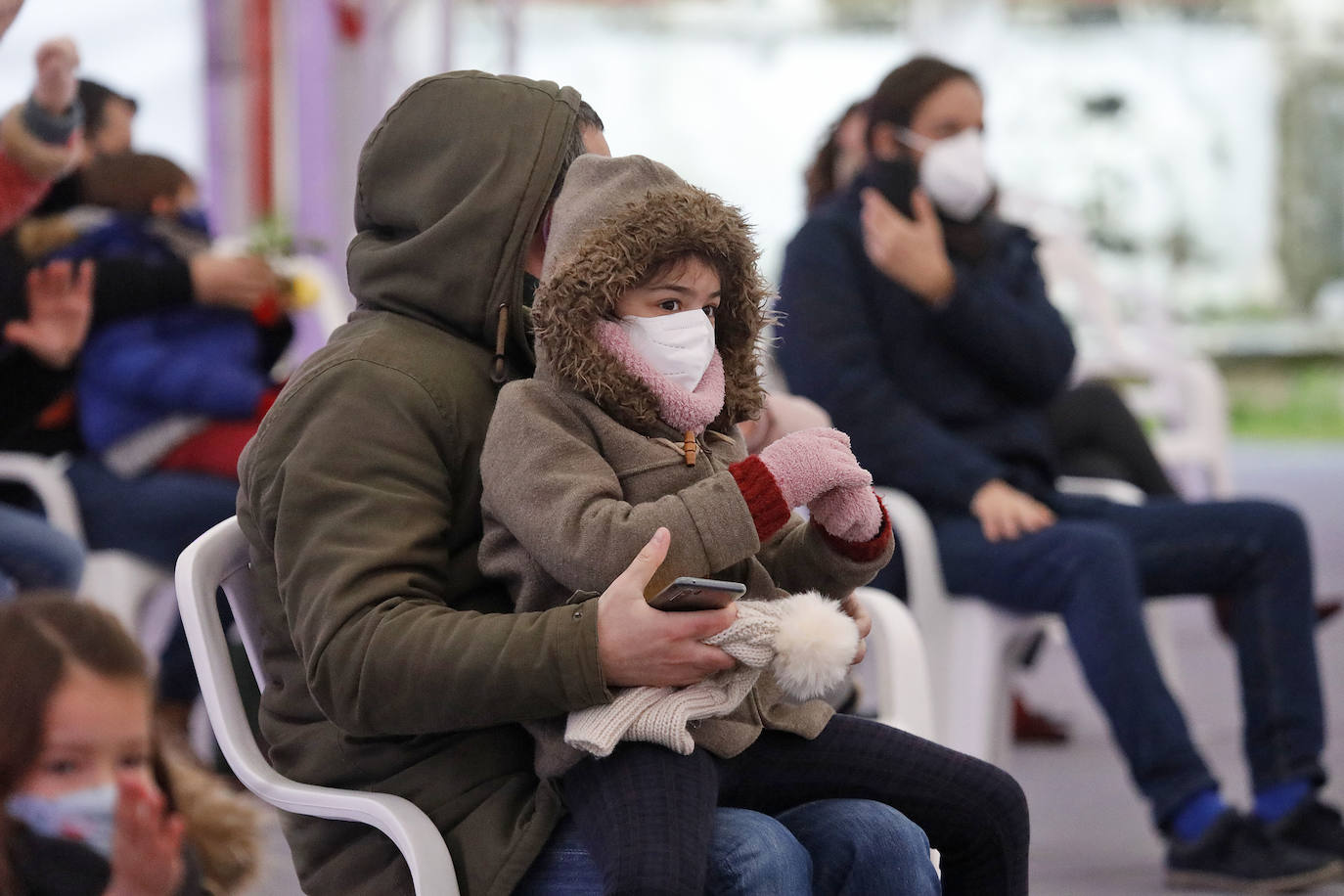A pesar de la pandemia, Melchor, Gaspar y Baltasar no han querido olvidarse de los regalos de ningún niño de Asturias y han realizado un recorrido de lo más completo a lo largo de toda la región. Eso sí, siempre cumpliendo las medidas de seguridad frente al coronavirus. Por eso los Reyes Magos de Oriente no han podido realizar las tradicionales cabalgatas. Así, durante el pasado lunes y este martes, Sus Majestades, acompañados del Príncipe Aliatar, han atendido las peticiones de los más pequeños de Oviedo, Gijón, Avilés, Mieres, Colloto, Villaviciosa, Cangas del Narcea, Lugones y muchos otros municipios asturianos. 
