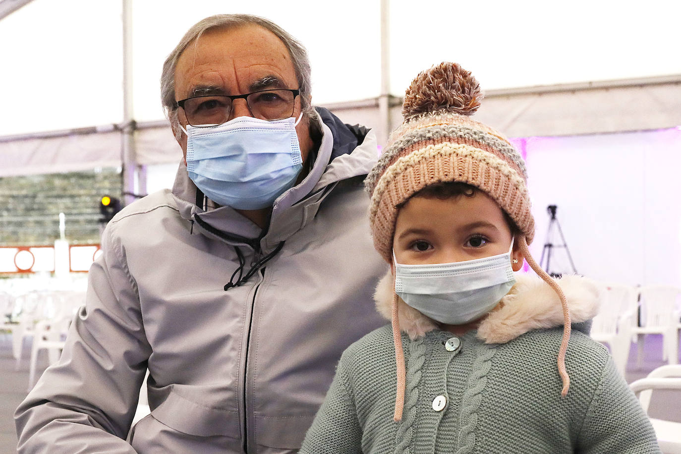 A pesar de la pandemia, Melchor, Gaspar y Baltasar no han querido olvidarse de los regalos de ningún niño de Asturias y han realizado un recorrido de lo más completo a lo largo de toda la región. Eso sí, siempre cumpliendo las medidas de seguridad frente al coronavirus. Por eso los Reyes Magos de Oriente no han podido realizar las tradicionales cabalgatas. Así, durante el pasado lunes y este martes, Sus Majestades, acompañados del Príncipe Aliatar, han atendido las peticiones de los más pequeños de Oviedo, Gijón, Avilés, Mieres, Colloto, Villaviciosa, Cangas del Narcea, Lugones y muchos otros municipios asturianos. 