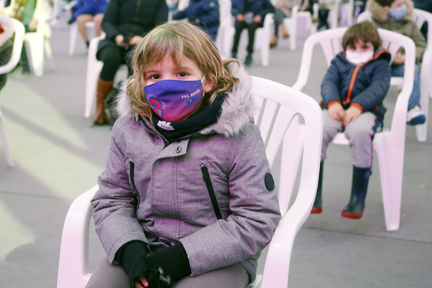 A pesar de la pandemia, Melchor, Gaspar y Baltasar no han querido olvidarse de los regalos de ningún niño de Asturias y han realizado un recorrido de lo más completo a lo largo de toda la región. Eso sí, siempre cumpliendo las medidas de seguridad frente al coronavirus. Por eso los Reyes Magos de Oriente no han podido realizar las tradicionales cabalgatas. Así, durante el pasado lunes y este martes, Sus Majestades, acompañados del Príncipe Aliatar, han atendido las peticiones de los más pequeños de Oviedo, Gijón, Avilés, Mieres, Colloto, Villaviciosa, Cangas del Narcea, Lugones y muchos otros municipios asturianos. 
