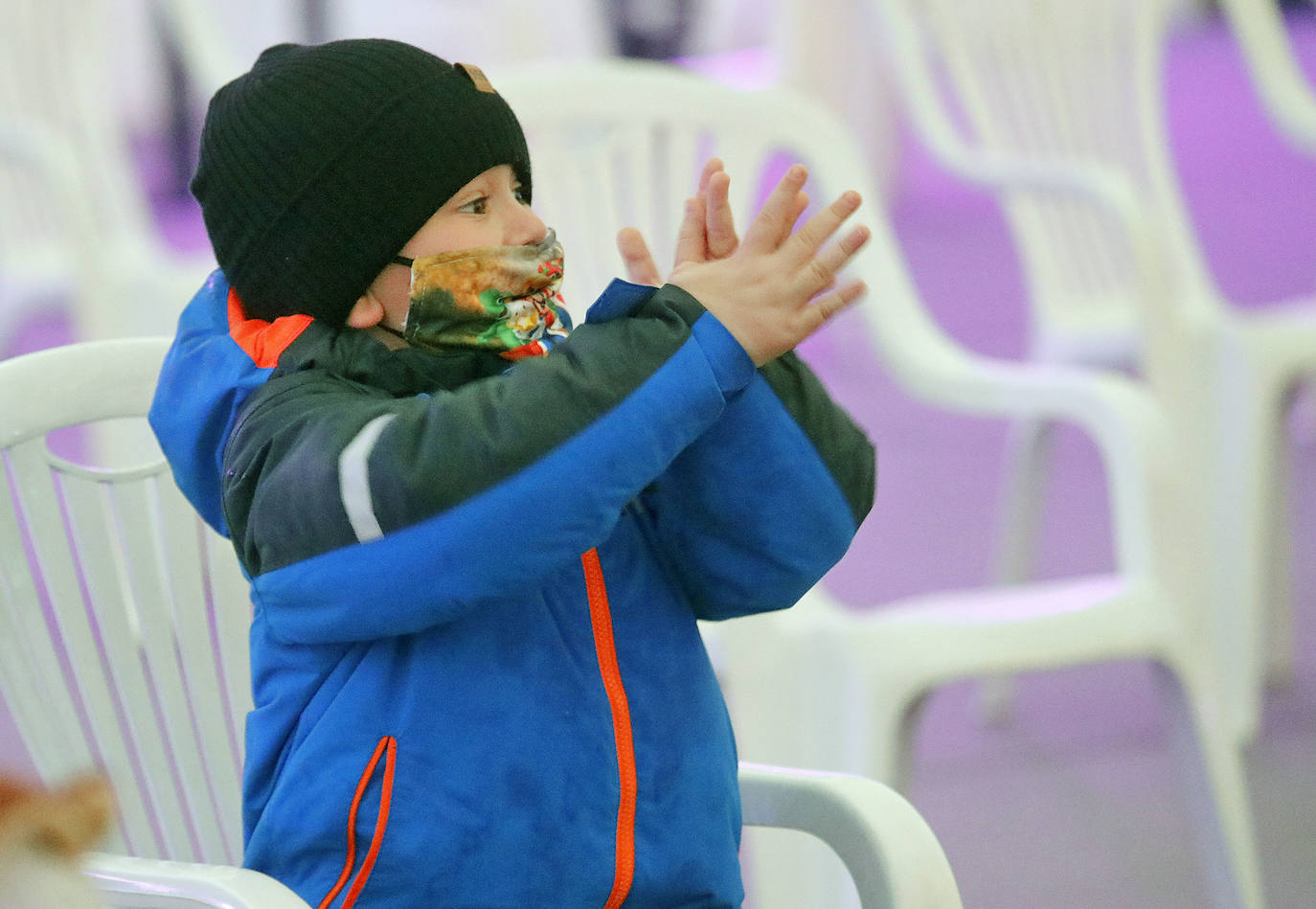 A pesar de la pandemia, Melchor, Gaspar y Baltasar no han querido olvidarse de los regalos de ningún niño de Asturias y han realizado un recorrido de lo más completo a lo largo de toda la región. Eso sí, siempre cumpliendo las medidas de seguridad frente al coronavirus. Por eso los Reyes Magos de Oriente no han podido realizar las tradicionales cabalgatas. Así, durante el pasado lunes y este martes, Sus Majestades, acompañados del Príncipe Aliatar, han atendido las peticiones de los más pequeños de Oviedo, Gijón, Avilés, Mieres, Colloto, Villaviciosa, Cangas del Narcea, Lugones y muchos otros municipios asturianos. 
